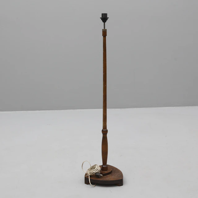 GOLVLAMPA, trä, 1900-talets andra hälft.