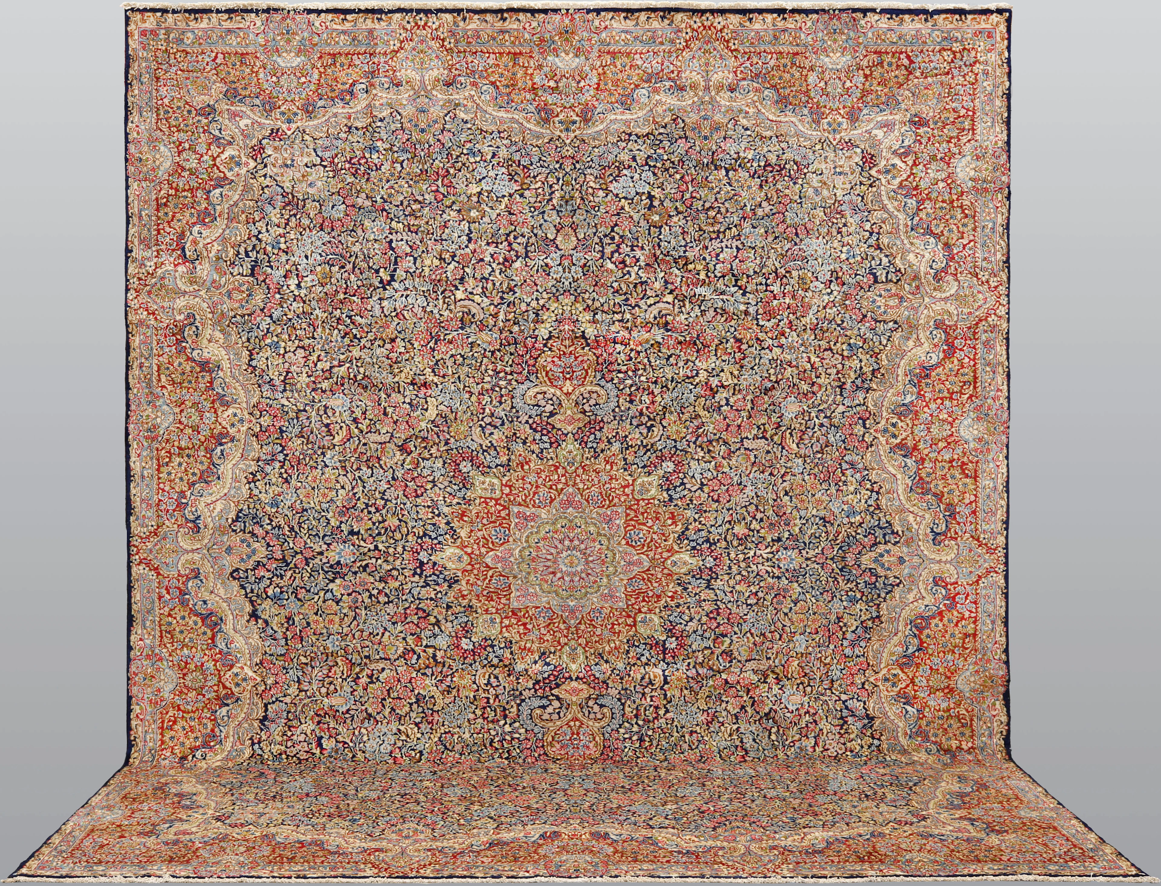 MATTA. Kirman lavar fine, millefleur, 386 x 303 cm.