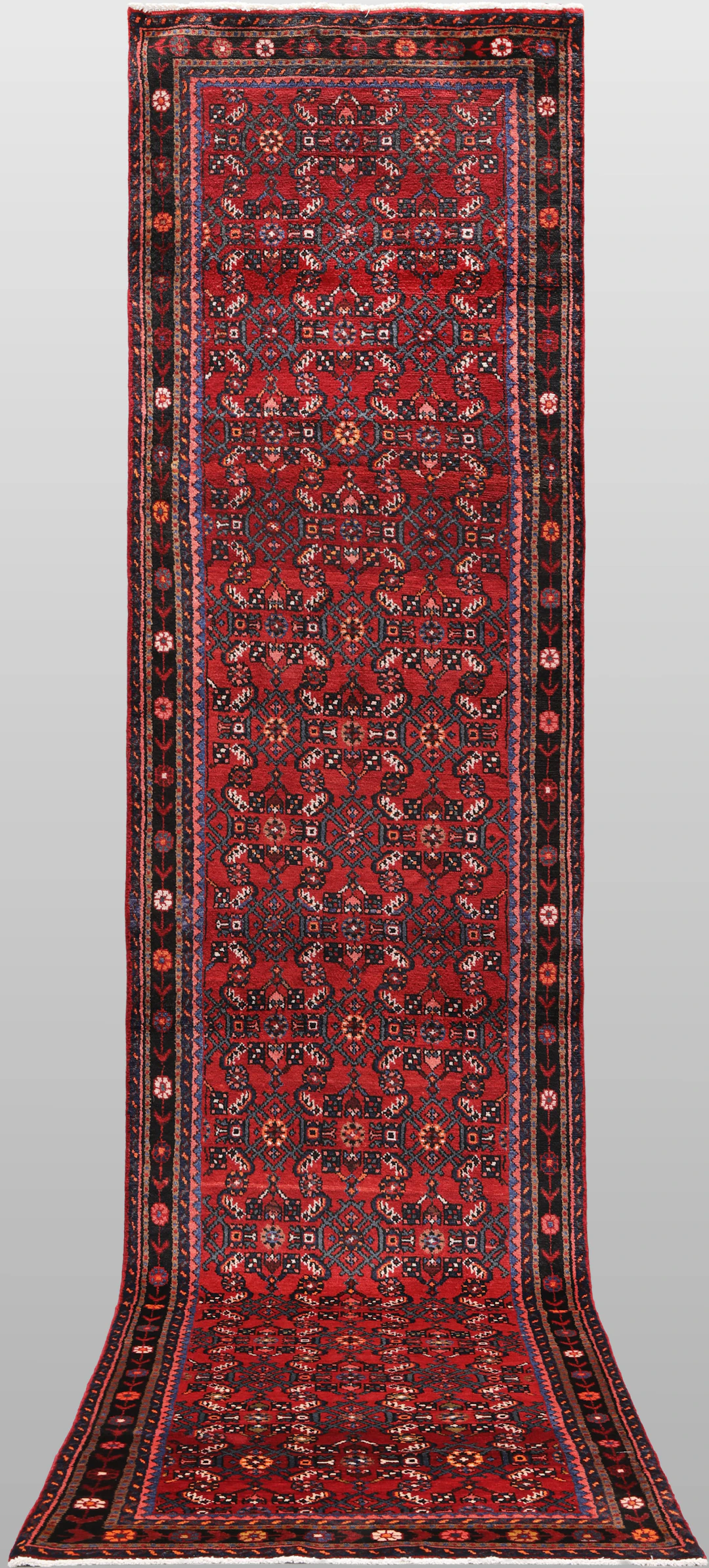 MATTA. Hamadan gallerimodell, 435 x 104 cm.