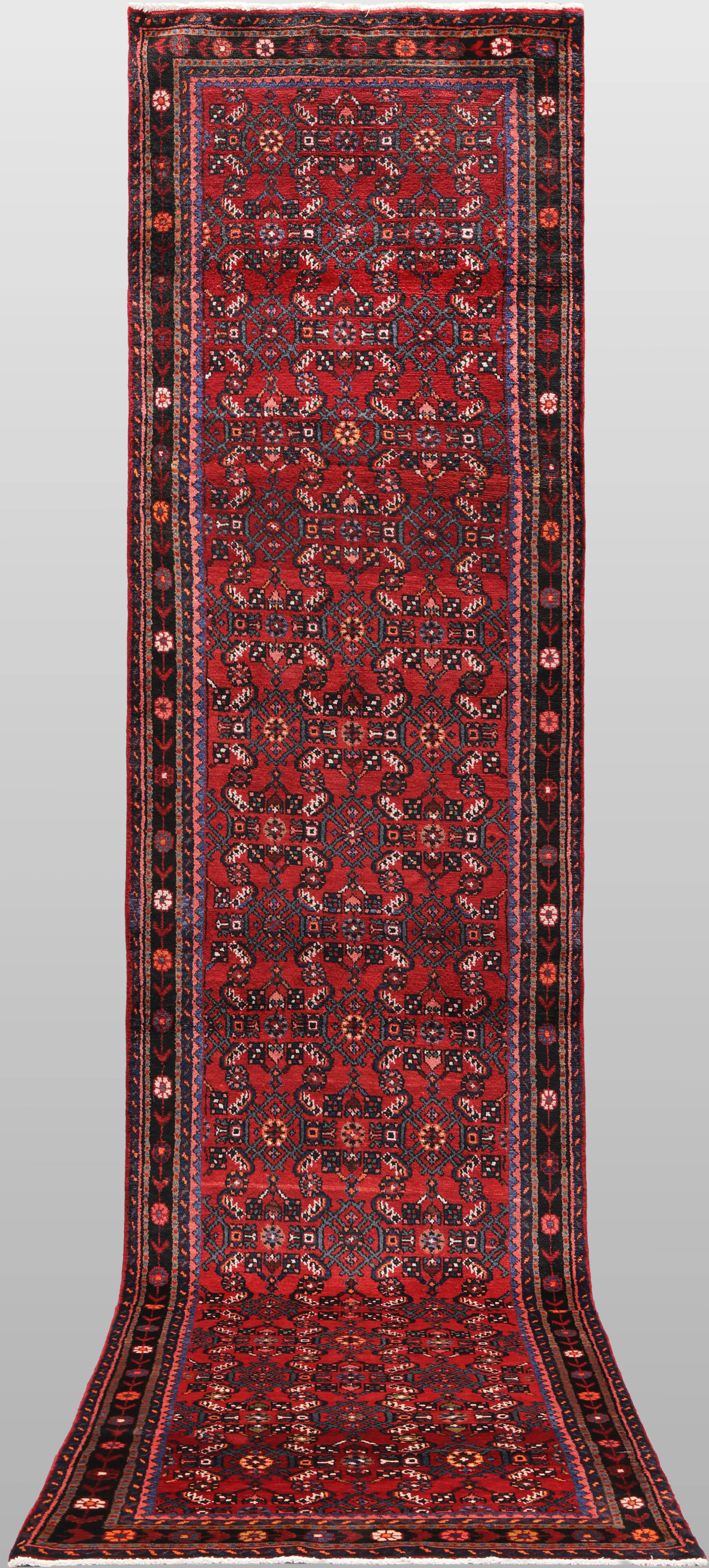 MATTA. Hamadan gallerimodell, 435 x 104 cm.