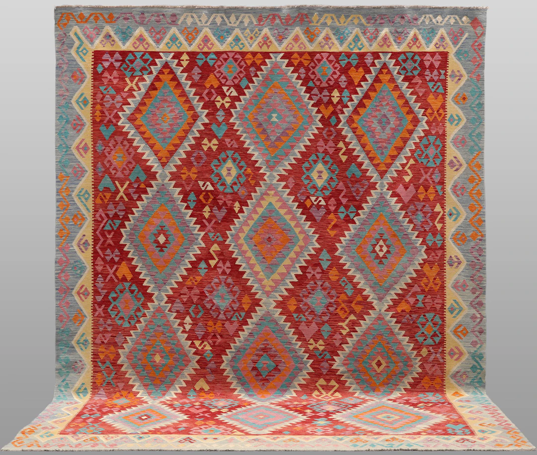 MATTA. Kelim klassisk design, 392 x 303 cm.
