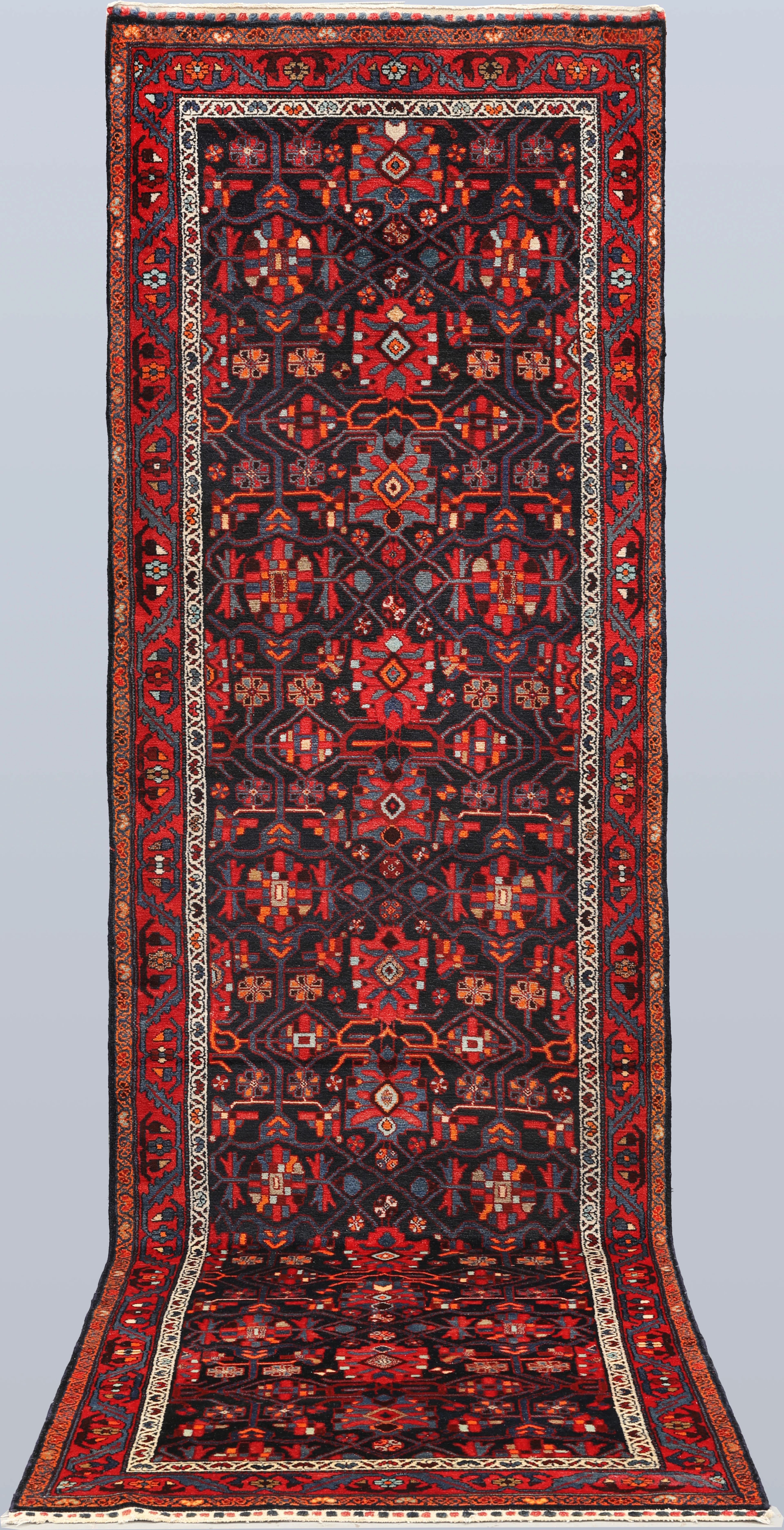 MATTA. Semiantik Hamadan gallerimodell, 335 x 101 cm.