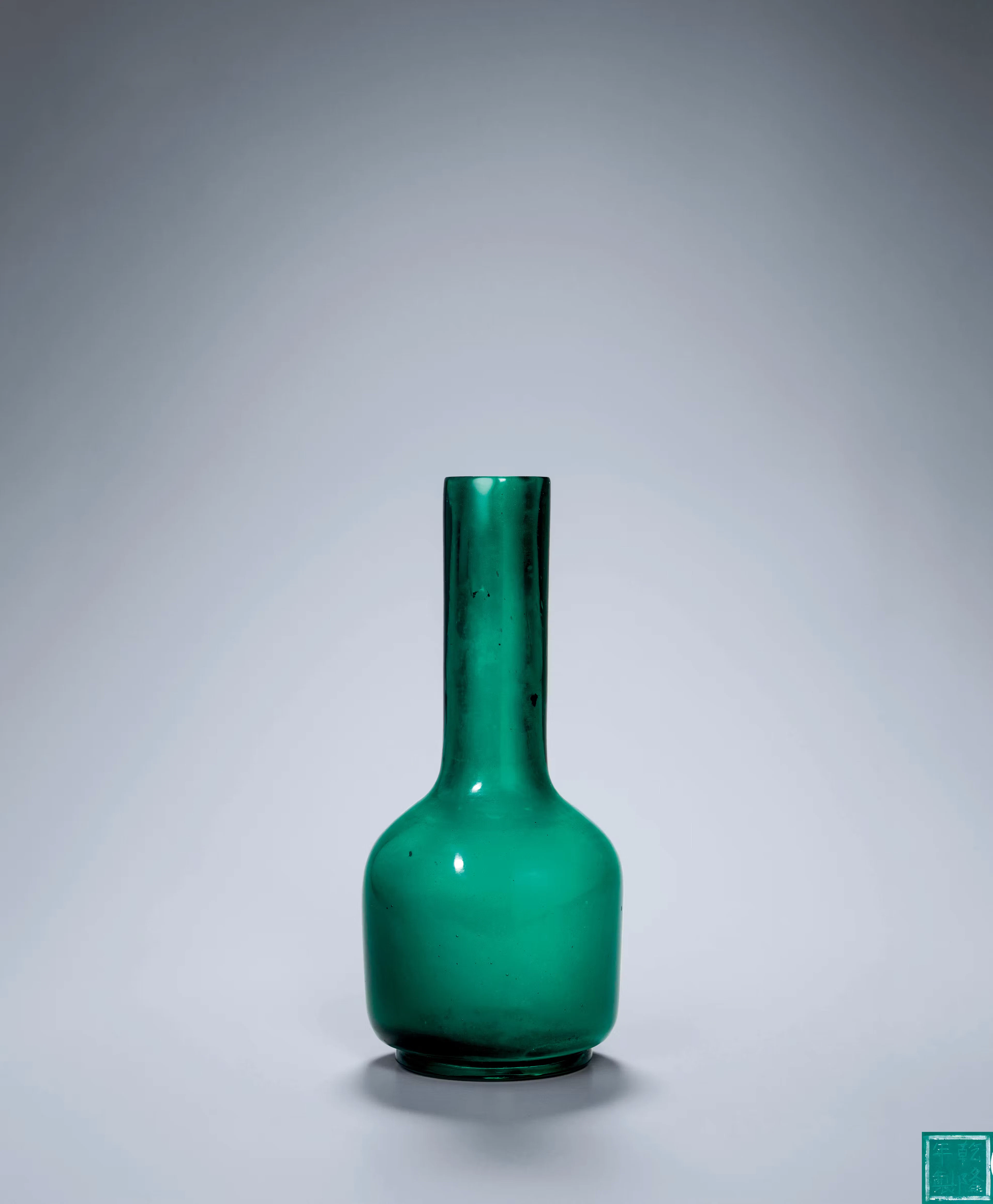 A GREEN GLASS MALLET VASE, QIANLONG PERIOD, 1736-1795