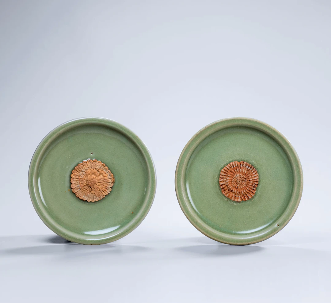 A PAIR OF BISCUIT-RESERVED LONGQUAN CELADON 'CHRYSANTHEMUM' DISHES