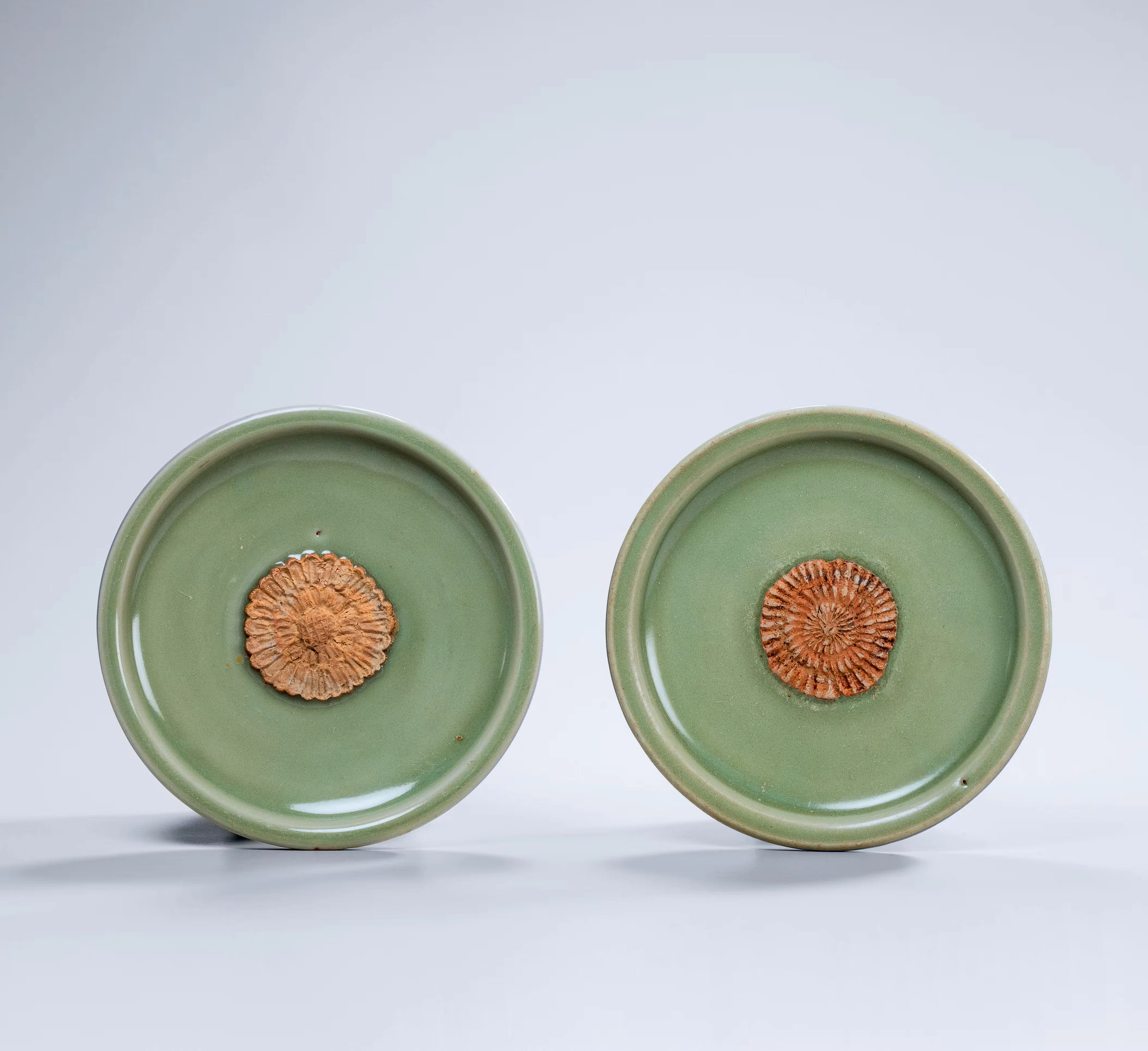 A PAIR OF BISCUIT-RESERVED LONGQUAN CELADON 'CHRYSANTHEMUM' DISHES