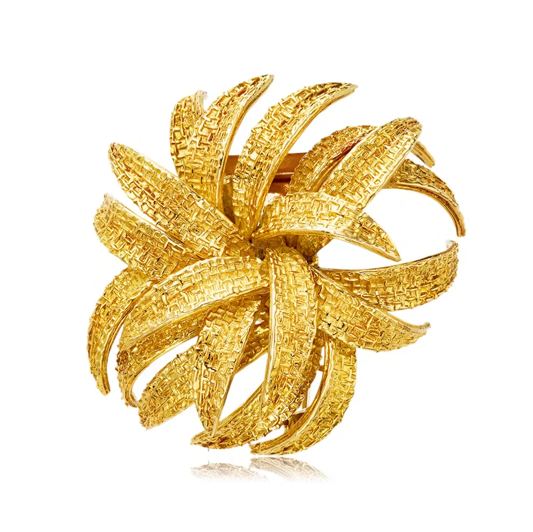 GOLD BROOCH, BY VAN CLEEF & ARPELS