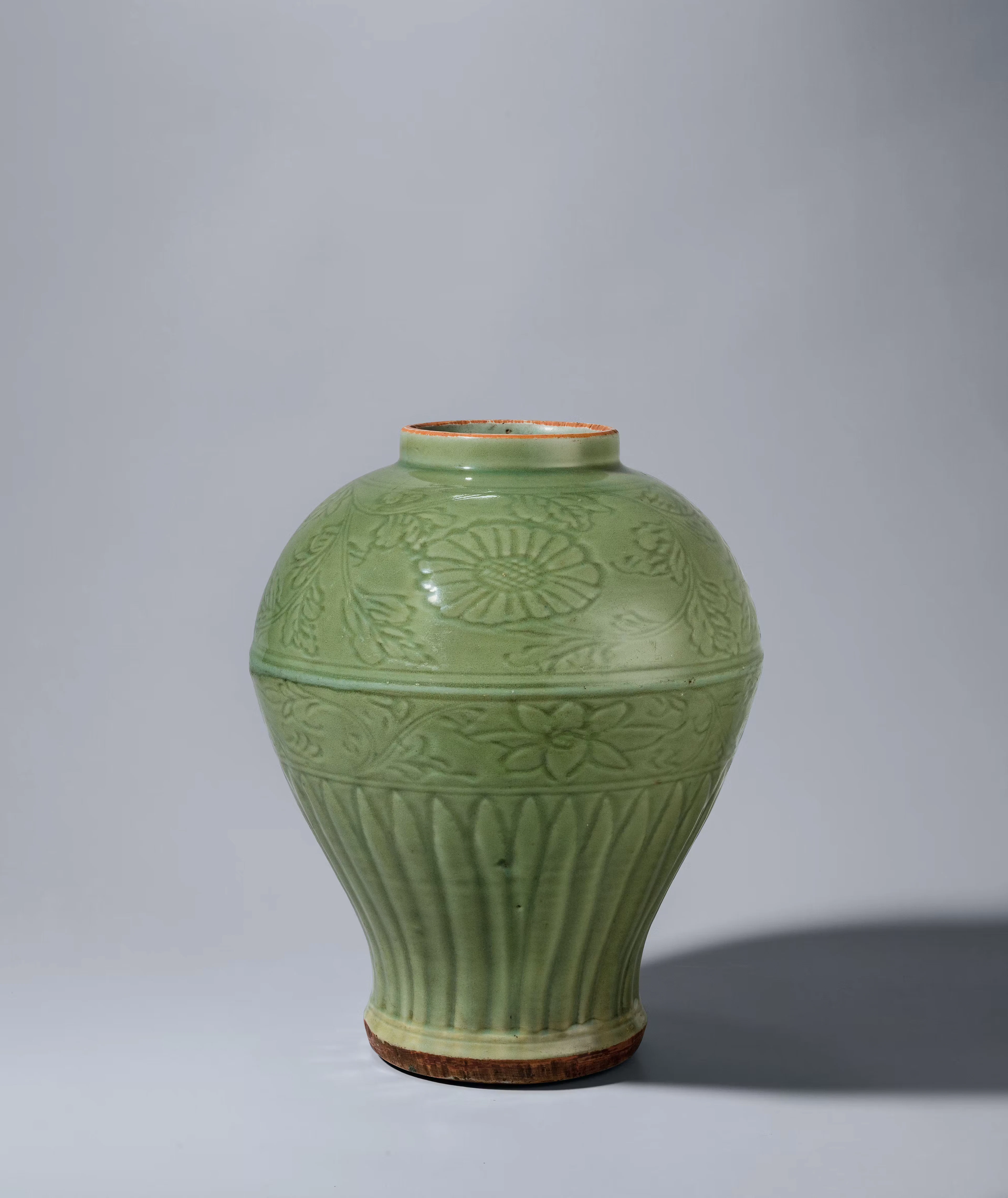 AN INCISED LONGQUAN 'CHRYSANTHEMUM' JAR AND WOOD COVER, YUAN DYNASTY, 1279-1369