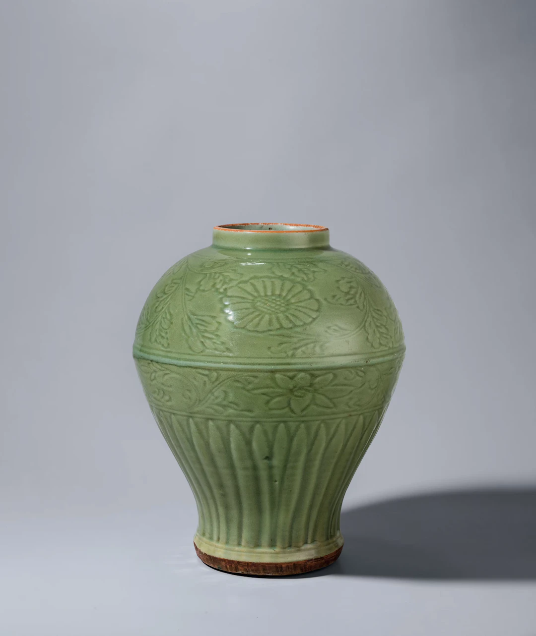 AN INCISED LONGQUAN 'CHRYSANTHEMUM' JAR AND WOOD COVER, YUAN DYNASTY, 1279-1369