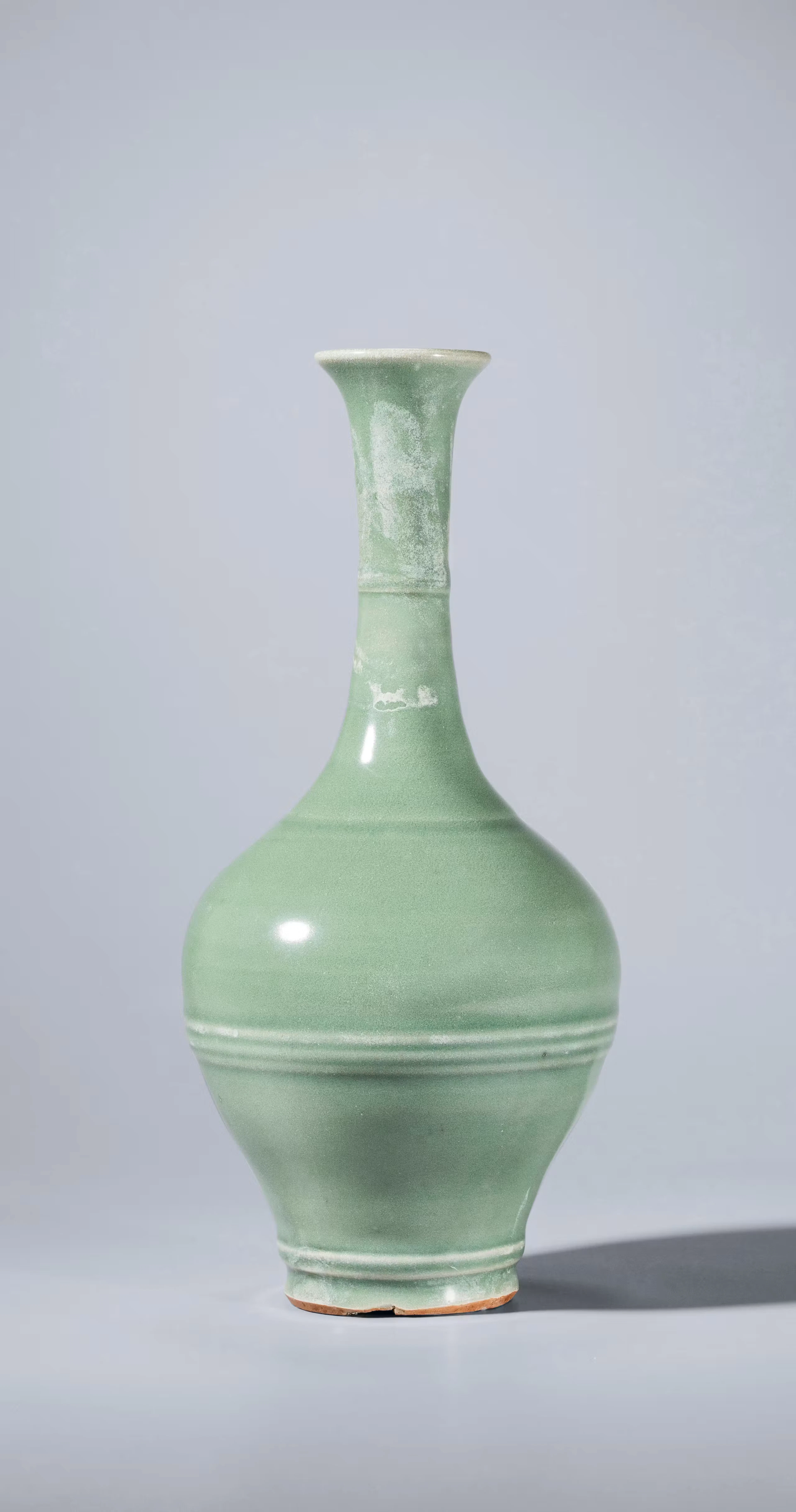A LONGQUAN CELADON RIBBED VASE, YUAN DYNASTY TO EARLY MING DYNASTY
