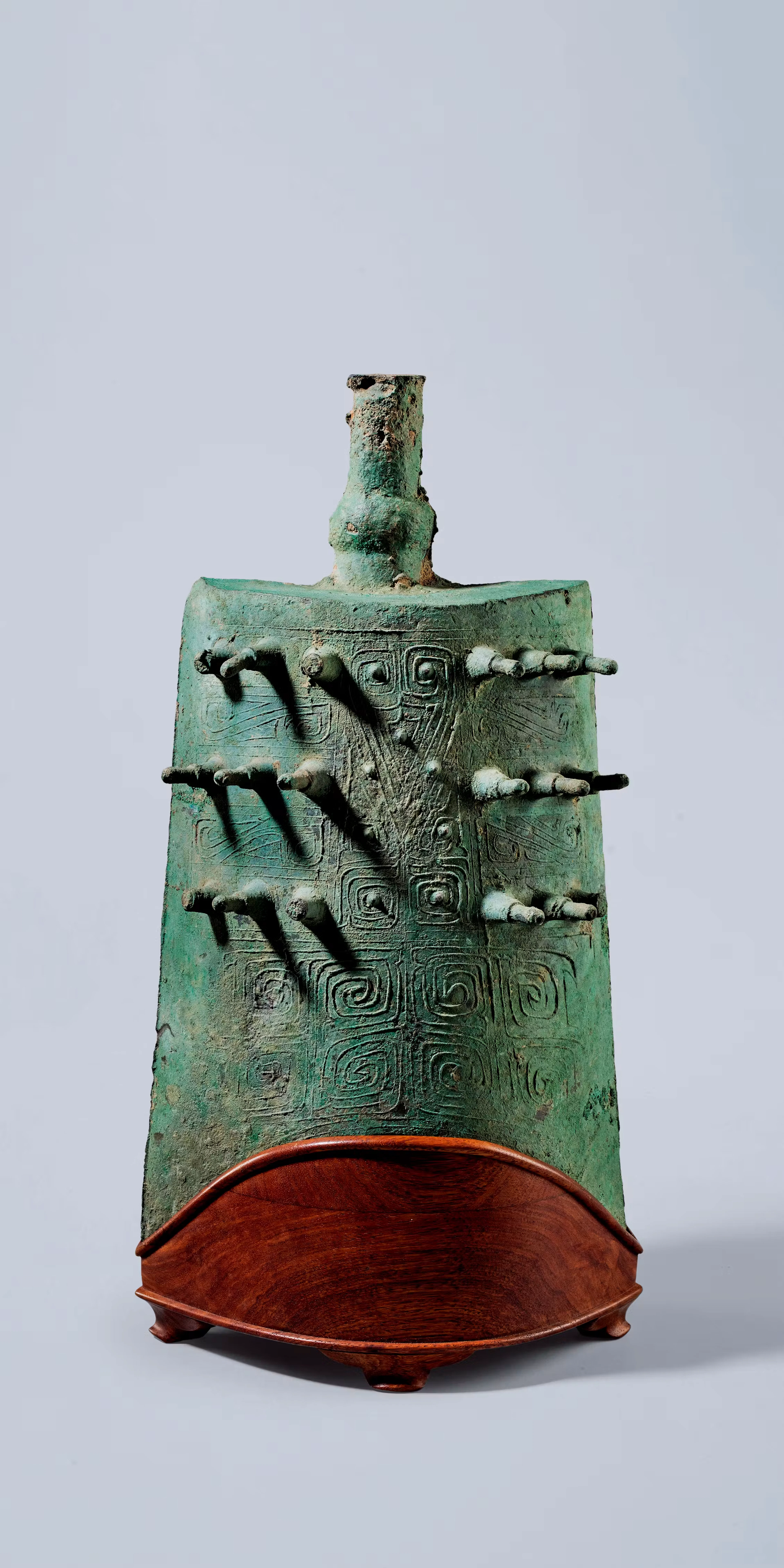 AN ARCHAIC BRONZE RITUAL BELL AND WOOD STAND, SPRING & AUTUMN PERIOD