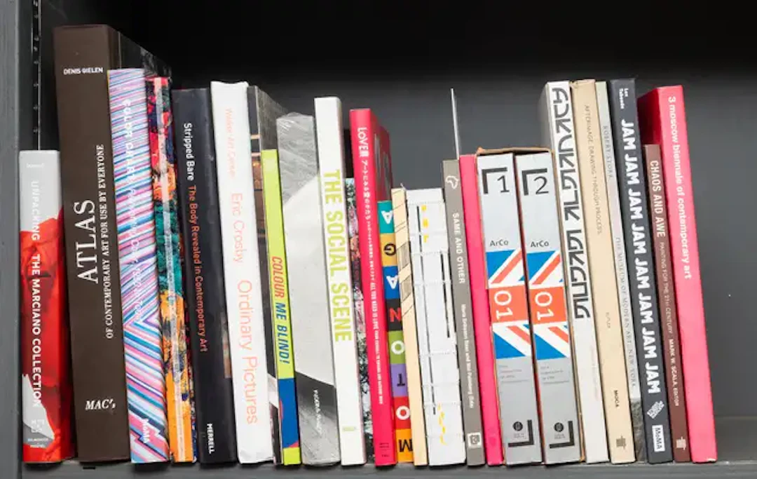Various Artists A large quantity of circa 350 books on a variety of