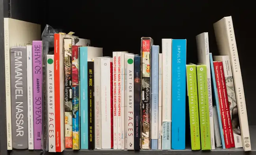 Various Artists A large quantity of circa 350 books on a variety of