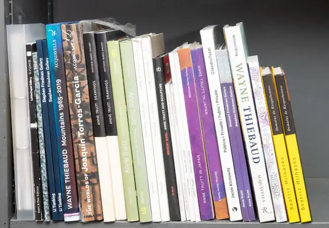 Various Artists A large quantity of circa 350 books on a variety of