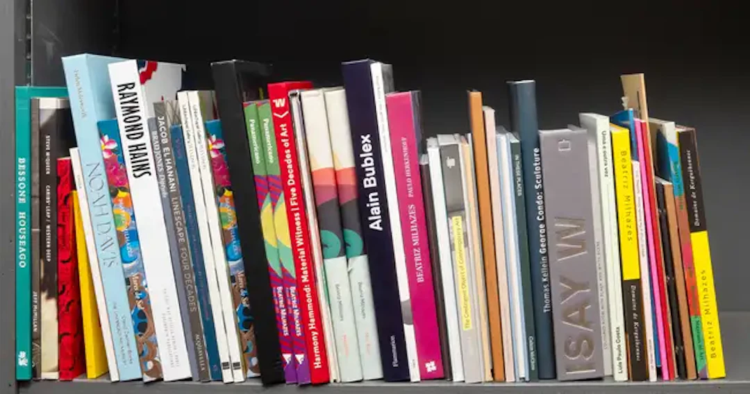 Various Artists A large quantity of circa 350 books on a variety of