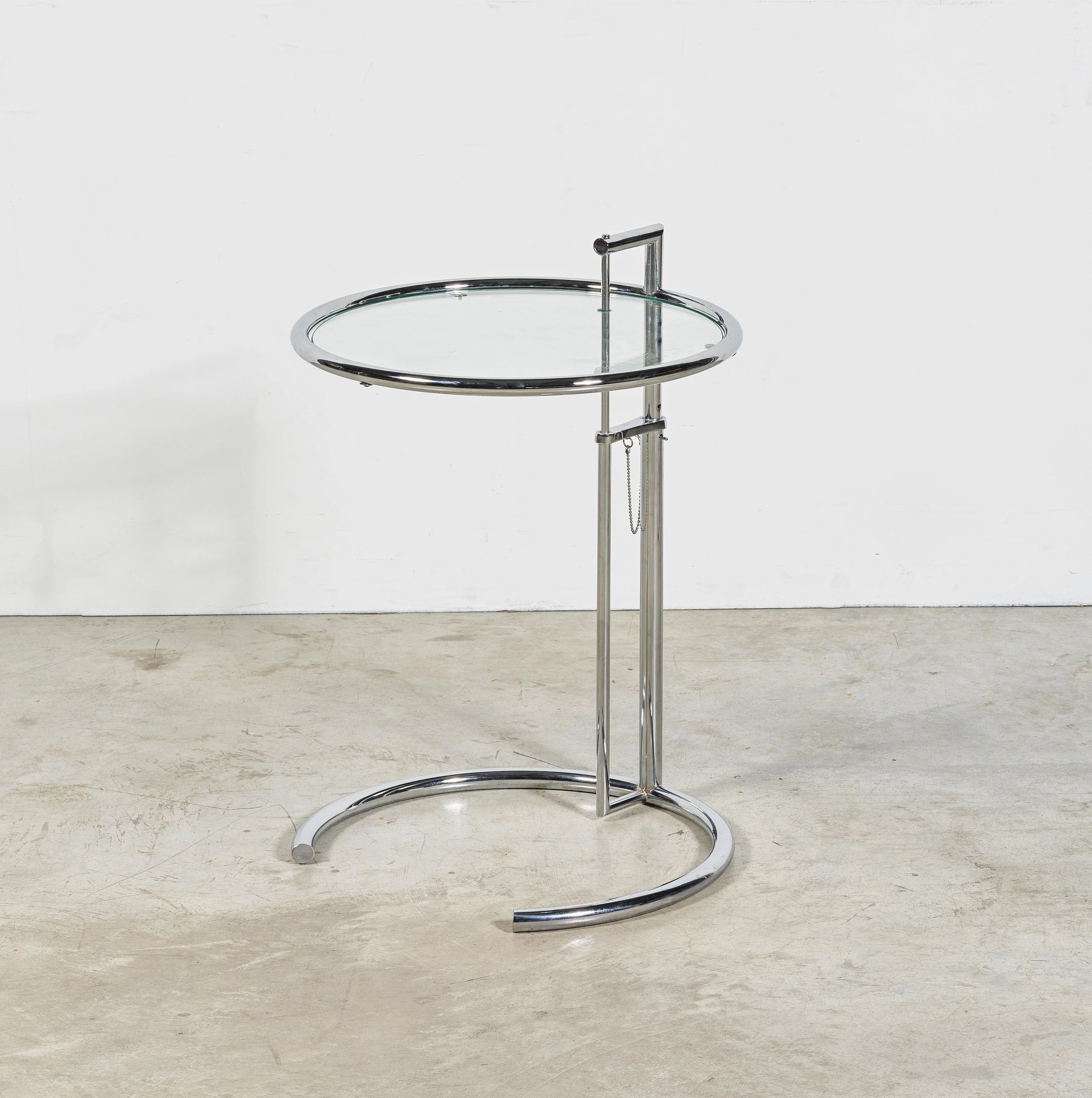EILEEN GRAY (1878-1976) Table d'appoint ajustable E-1027