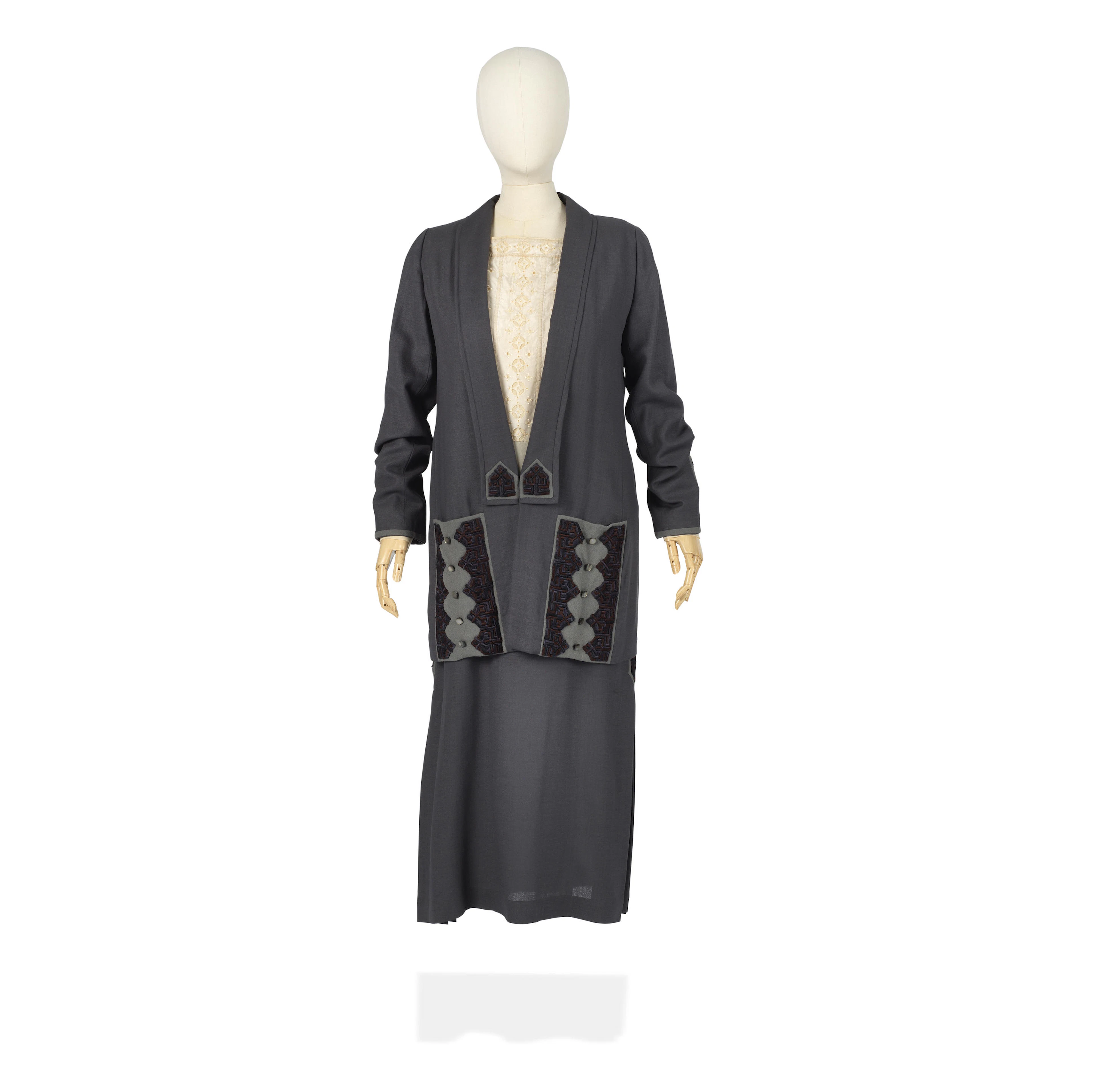 Penelope Wilton (as Isobel Crawley): Grey dress and coat with a selection