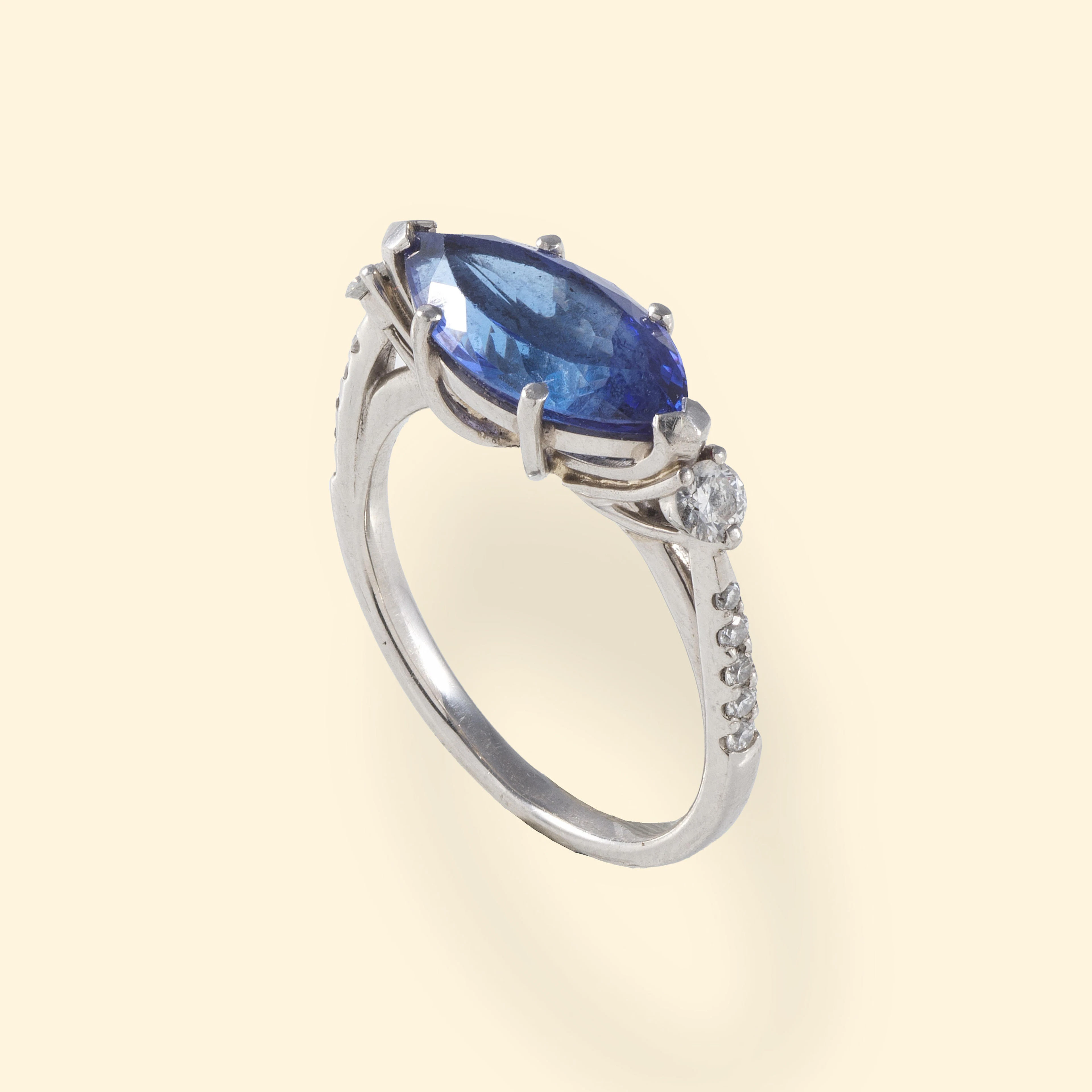 Platinum, tanzanite and diamond ring Bague tanzanite et diamants en platine