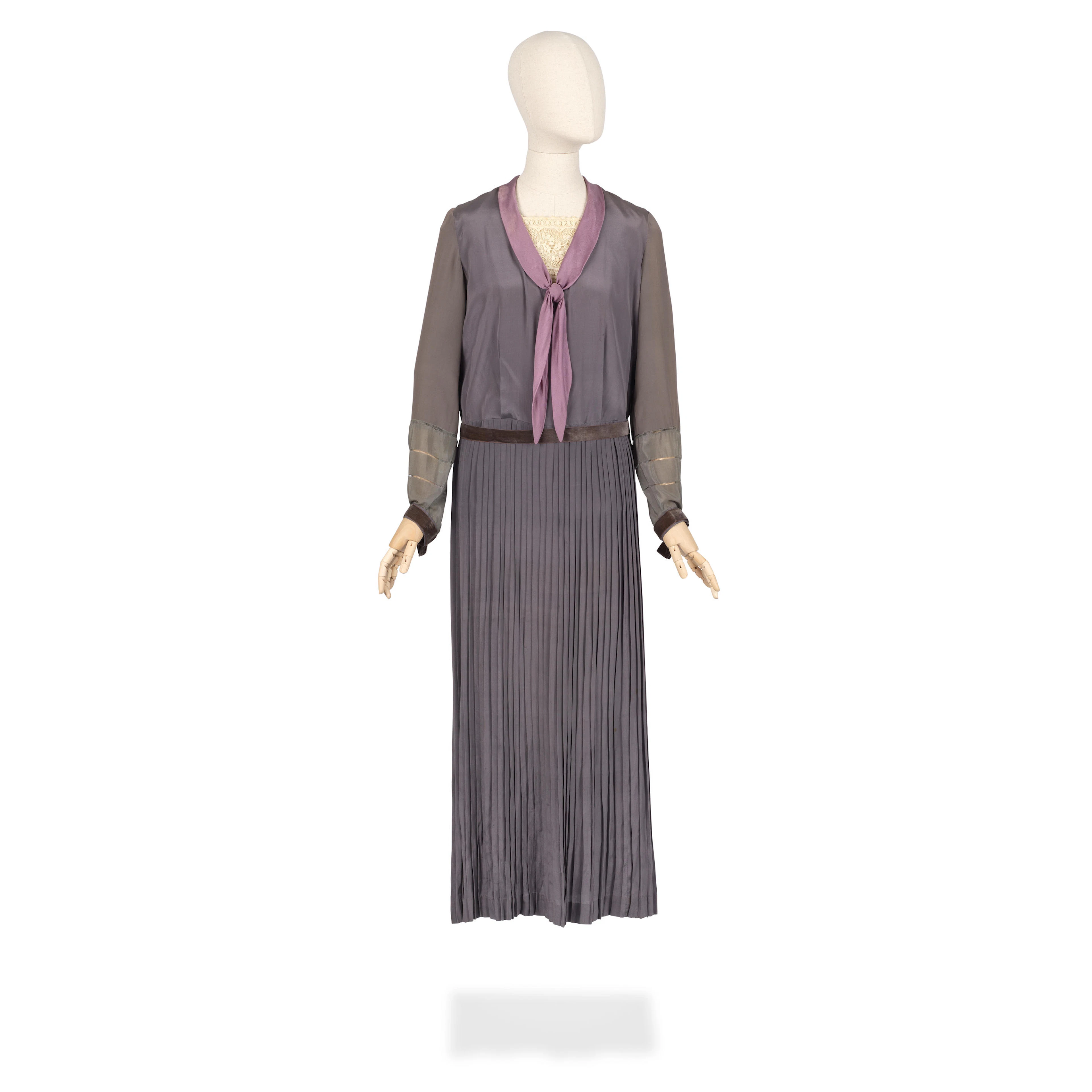 Elizabeth McGovern (as Cora, Countess of Grantham): Three day dresses