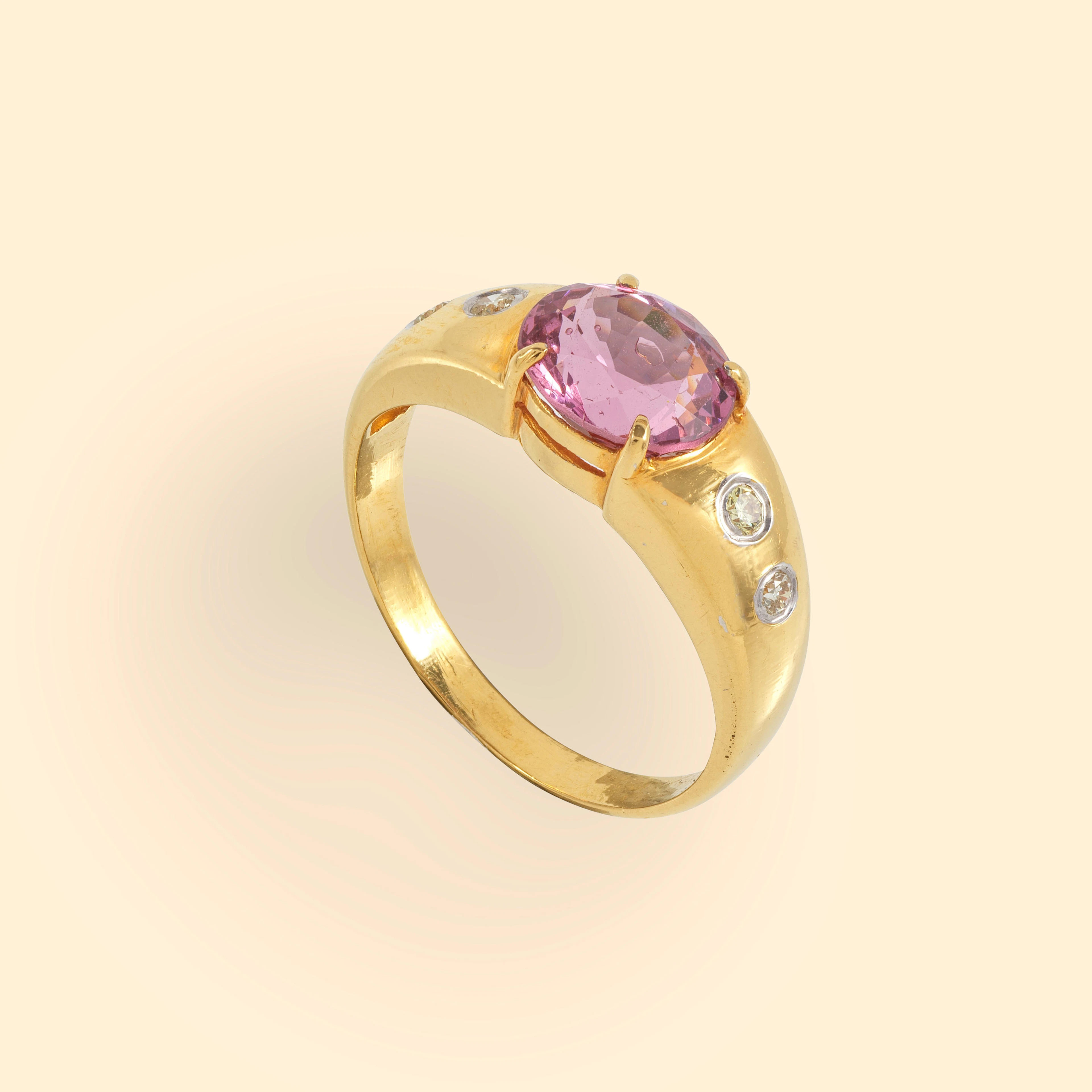 Yellow gold, pink spinel and diamond ring Bague spinelle rose et diamants