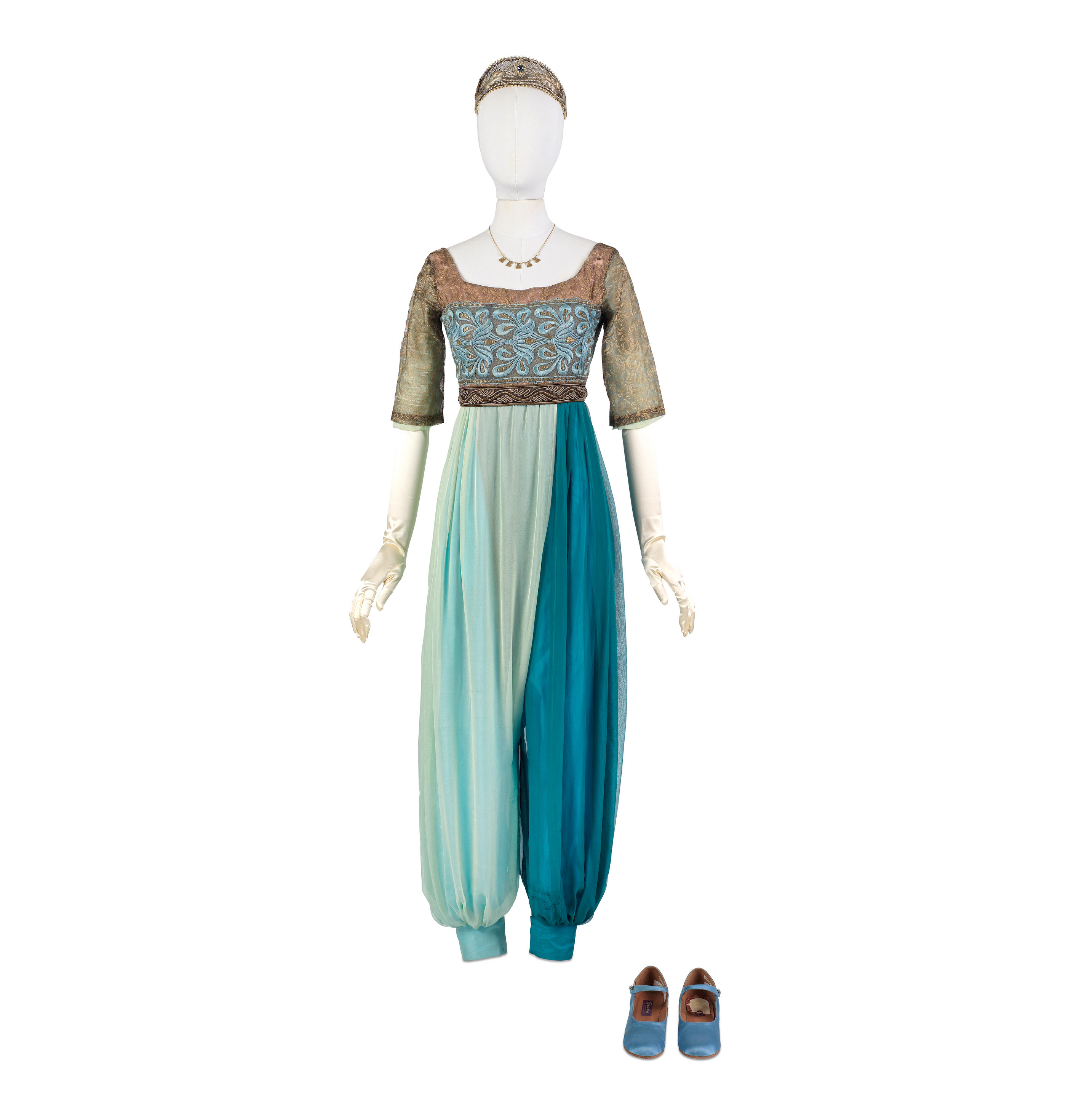 Jessica Brown Findlay (as Lady Sybil): The 'Harem' pants Season 1, Episode 4 4