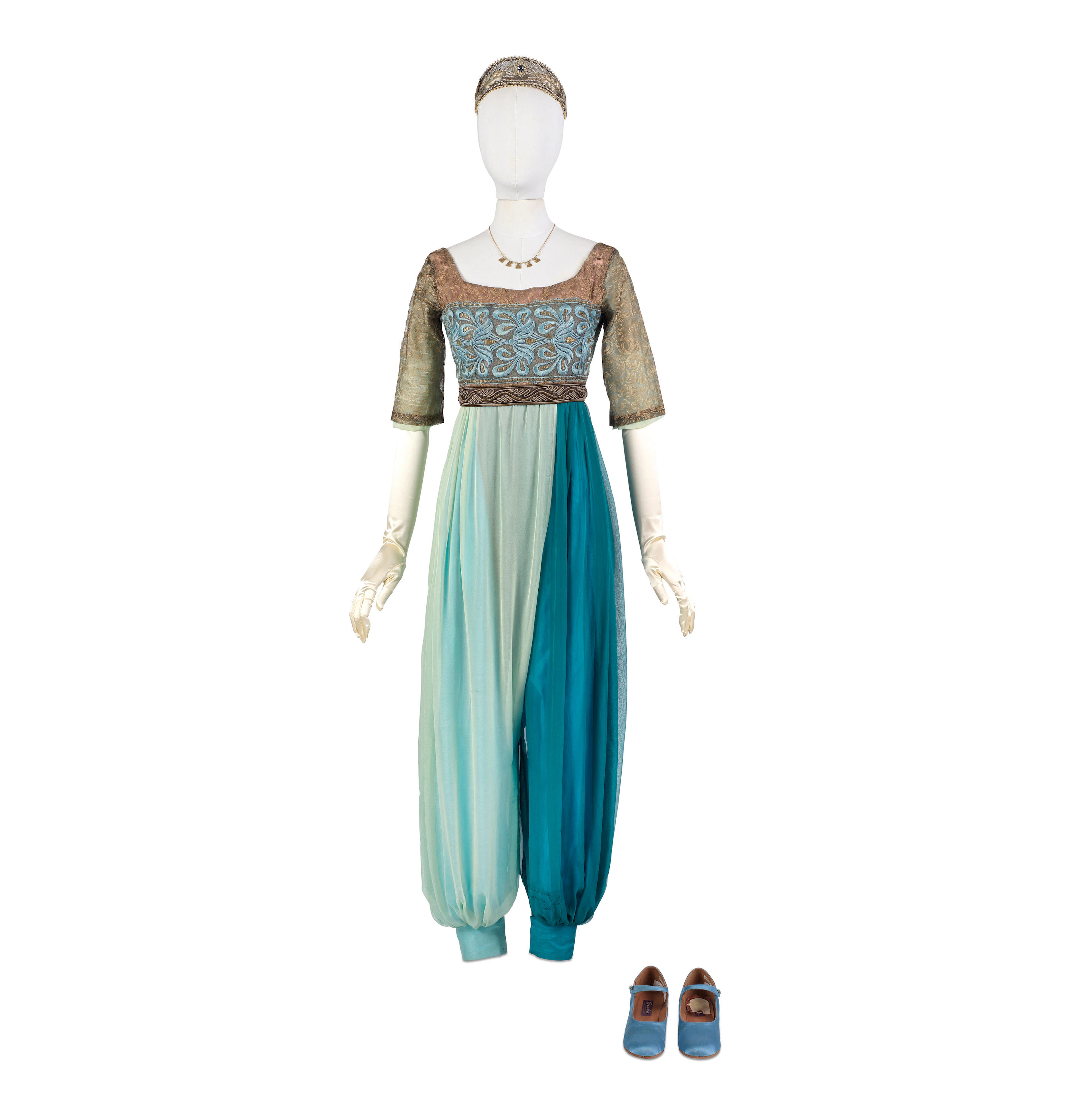 Jessica Brown Findlay (as Lady Sybil): The 'Harem' pants Season 1, Episode 4 4
