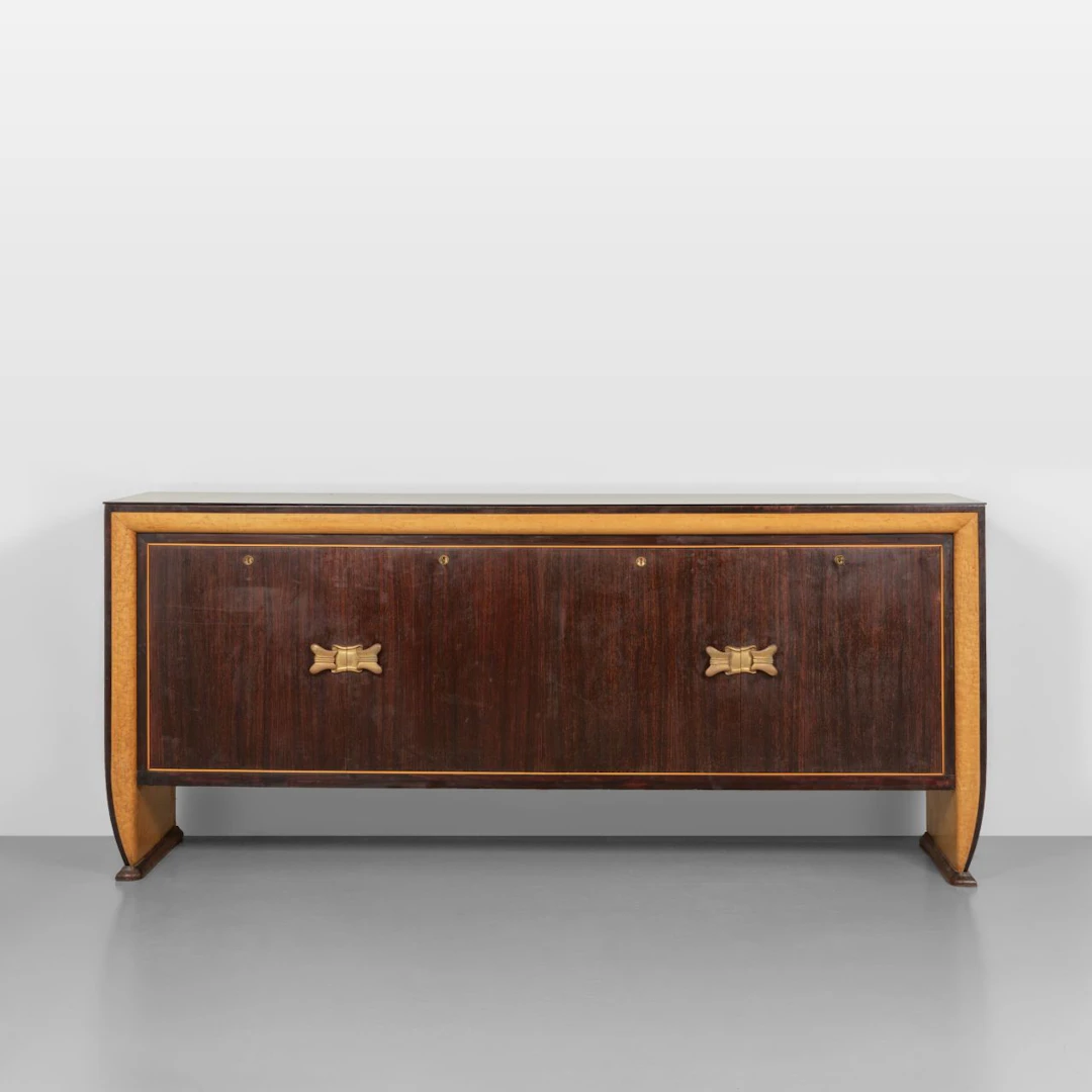 UNA CREDENZA, anni '40. Varie essenze di legno, piano in vetro opale