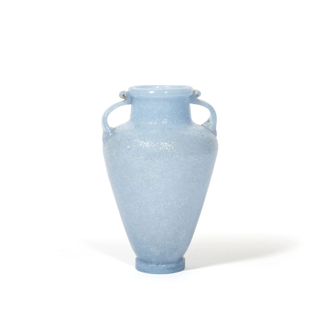 MURANO, 1935 ca. Un vaso ad anfora in vetro pulegoso azzurro. Cm. (h) 27.