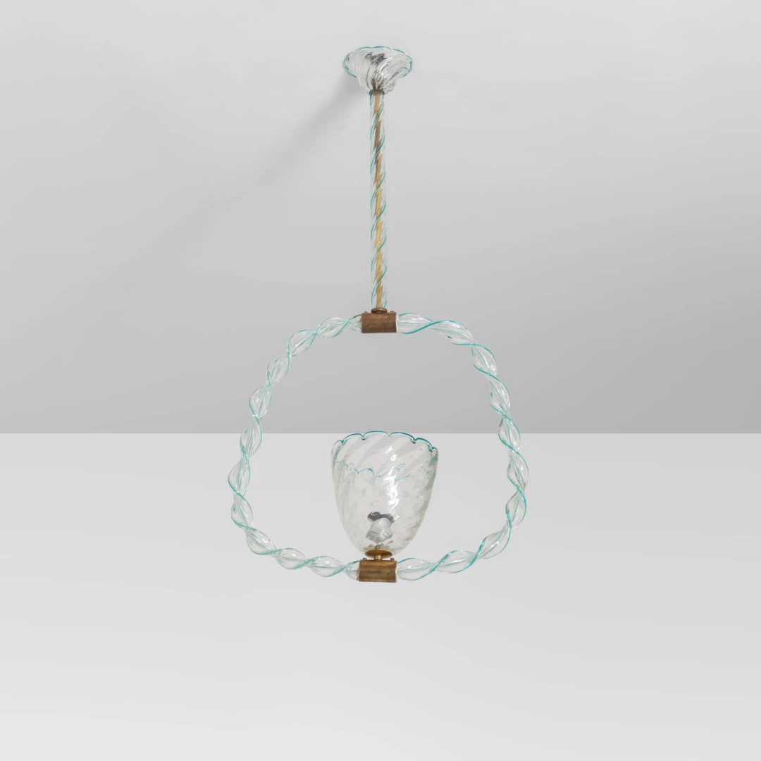 MURANO, anni '40. Una lampada a sospensione. Vetro con filigrana verde