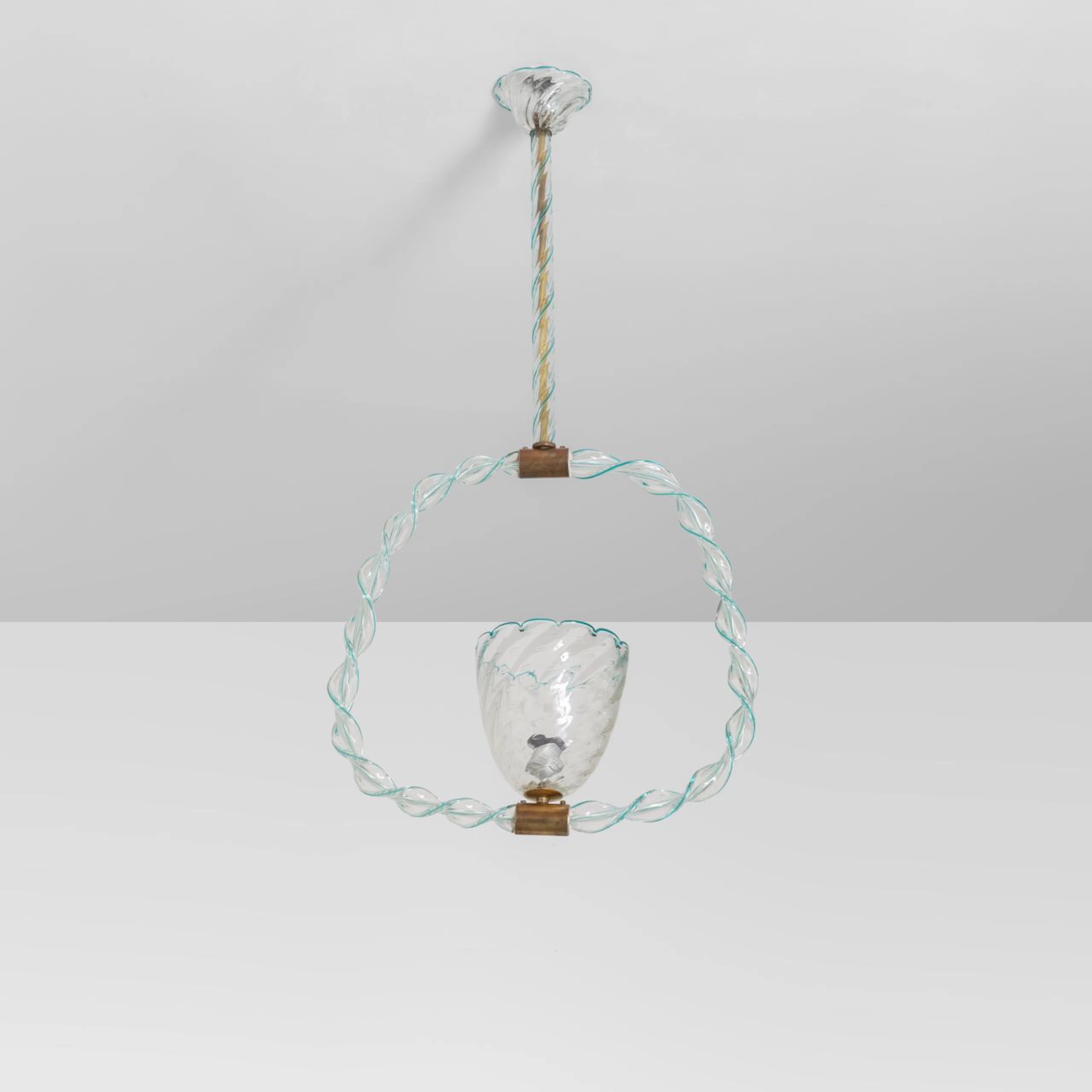 MURANO, anni '40. Una lampada a sospensione. Vetro con filigrana verde
