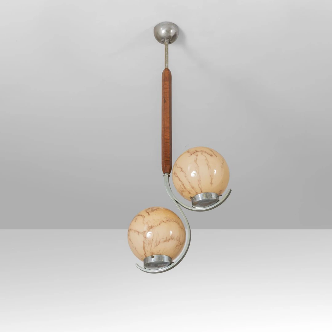 UNA LAMPADA A SOSPENSIONE, anni '30. Ottone cromato, legno di noce