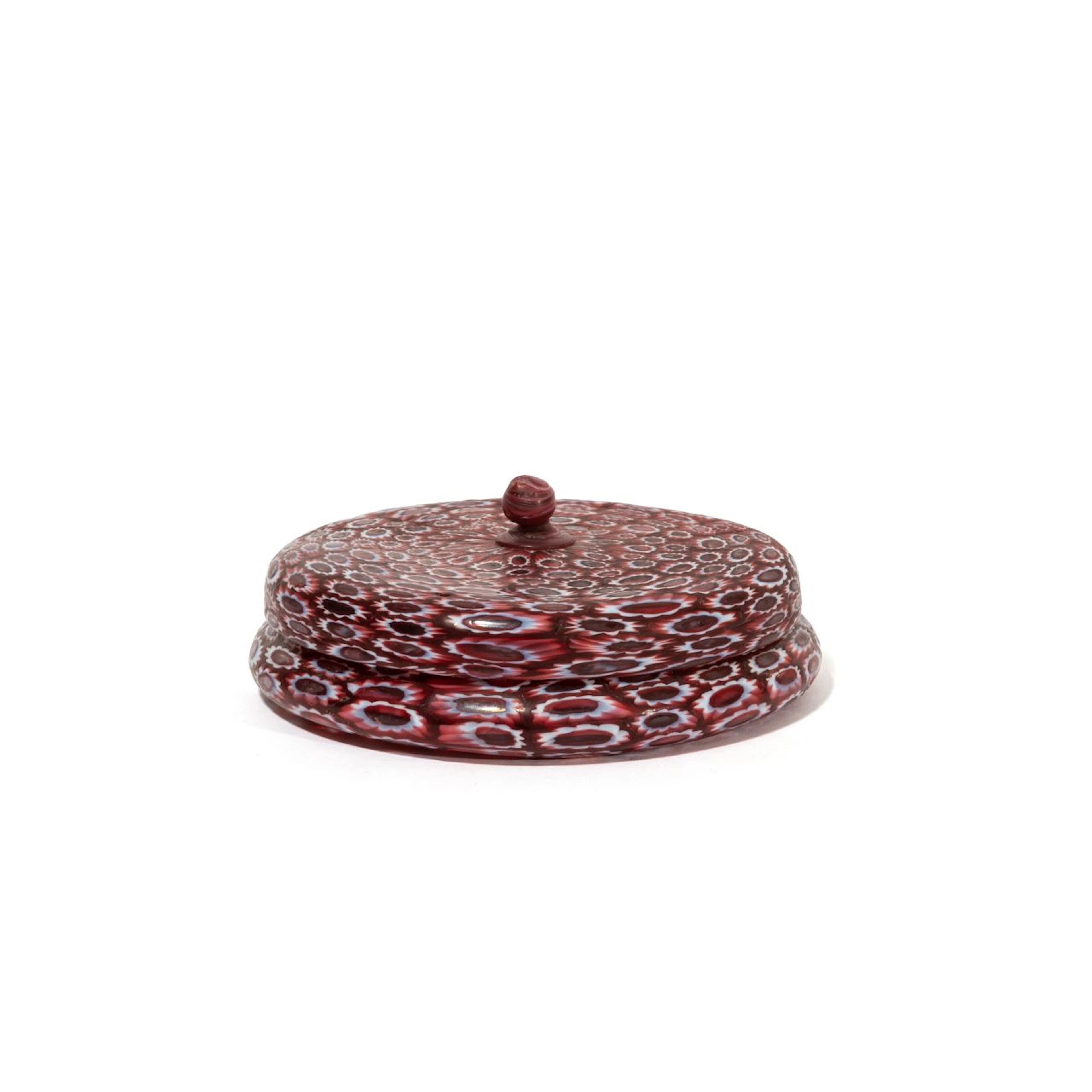 FRATELLI TOSO, 1920 ca. Una scatola in vetro a murrine stellate rosso