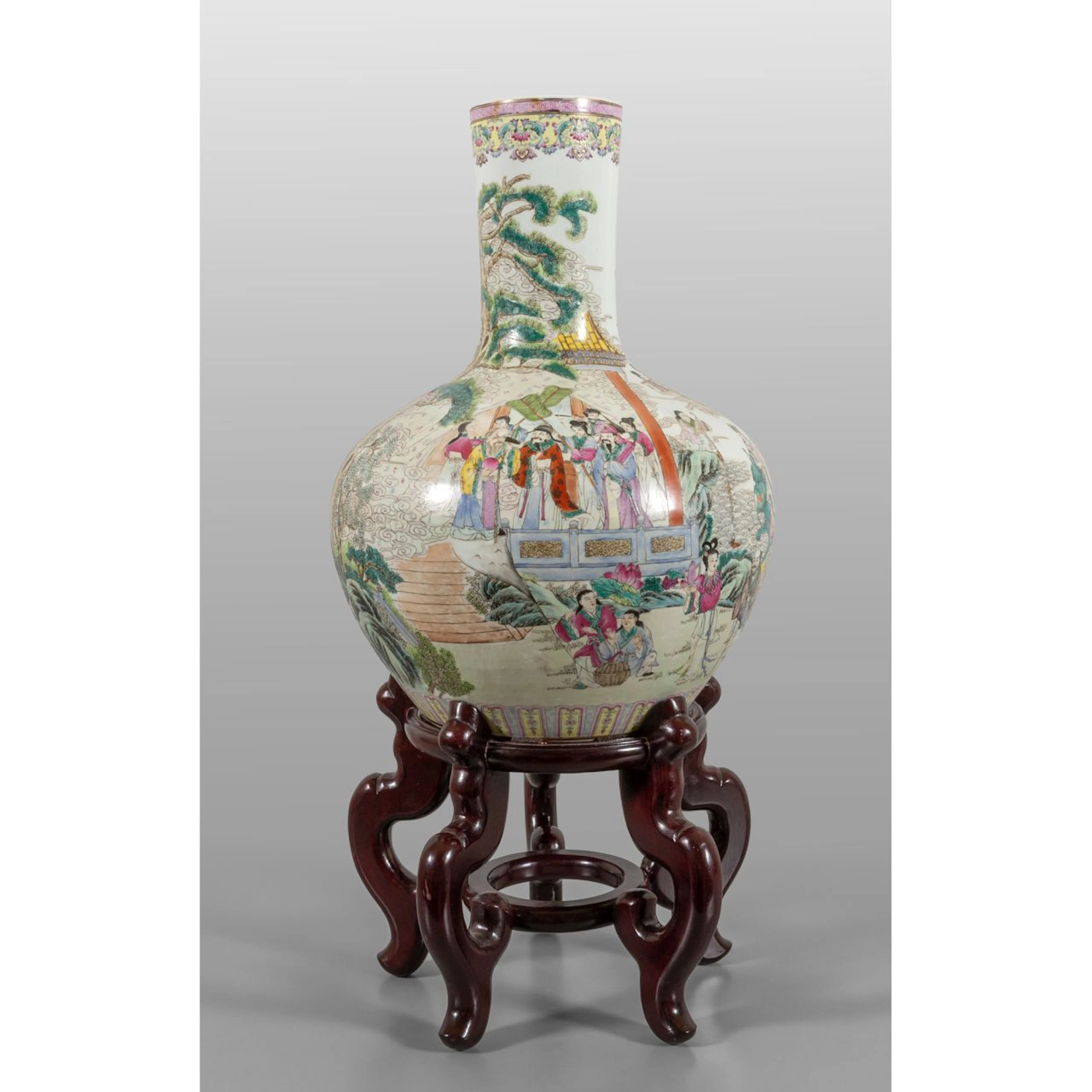 Vaso a bottiglia in porcellana decorato in policromia con figure di