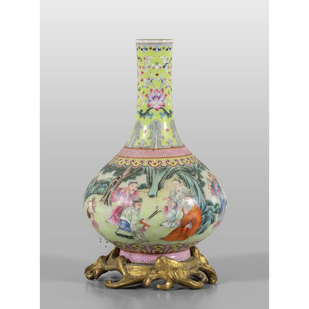 Piccolo vaso in porcellana policroma decorato con scene di vita cinese