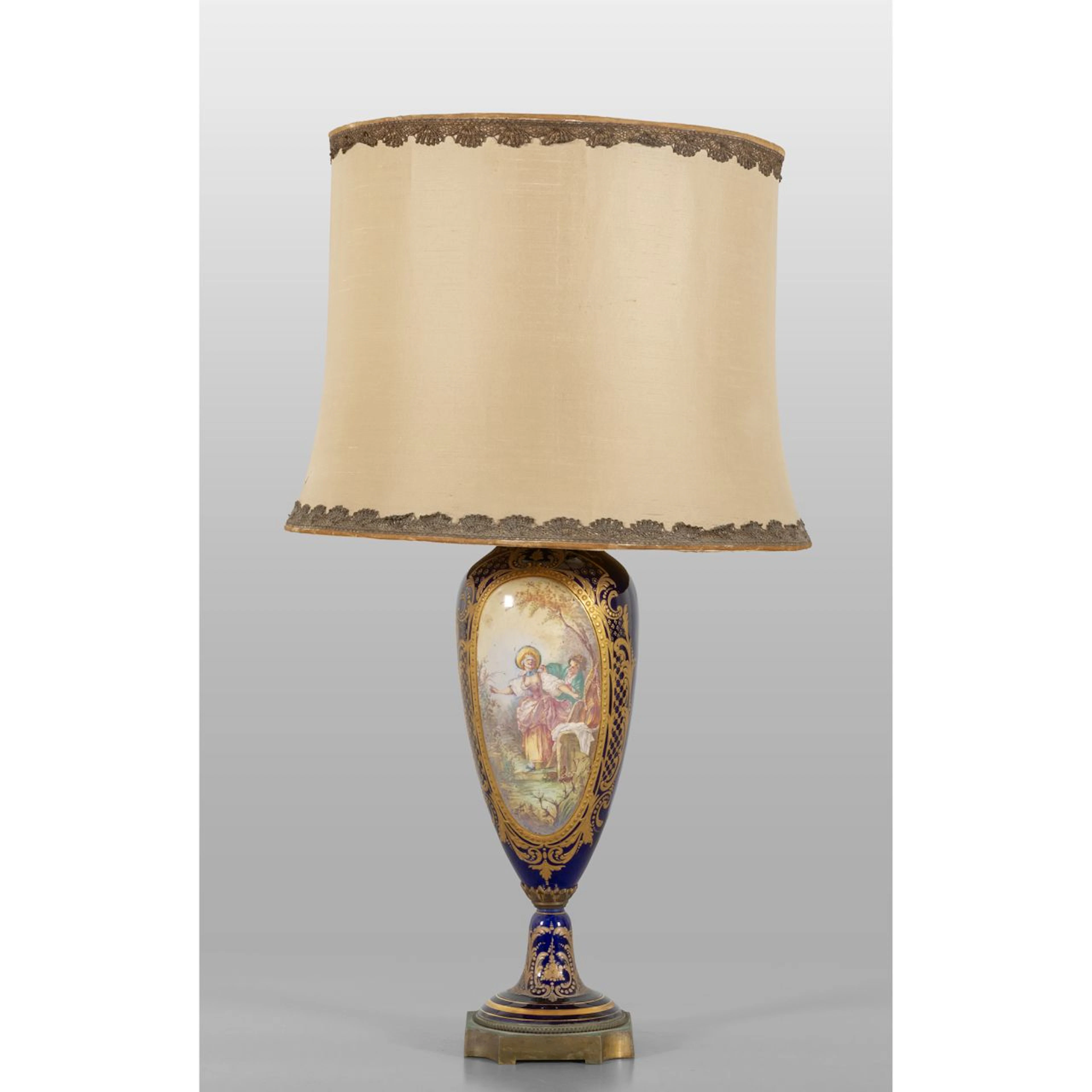 Lampada in porcellana di S´vres decorata in policromia con scena galante