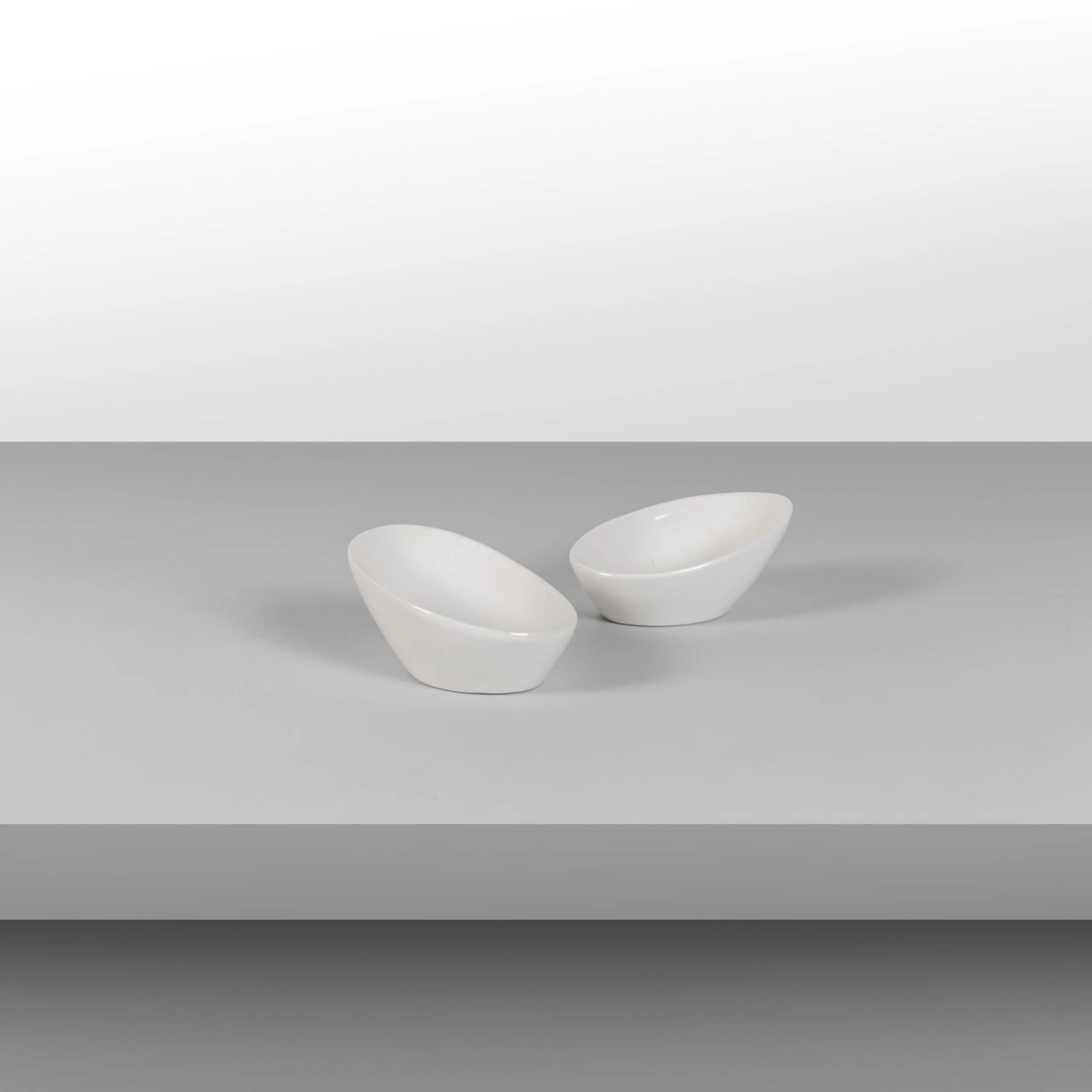 FRANCO MENEGUZZO, DANESE, 1956. Due ciotole. Ceramica smaltata. Loghi