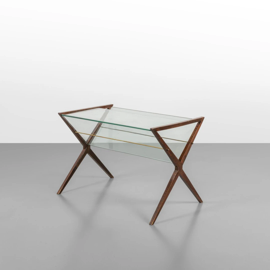 AUGUSTO ROMANO, 1948. Un tavolino con portariviste. Legno tinto all'anilina