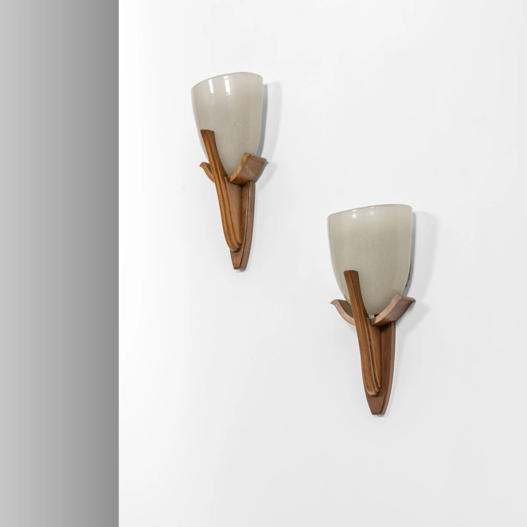 DUE LAMPADE DA PARETE, anni '30. Legno di noce, vetro pulegoso. Cm