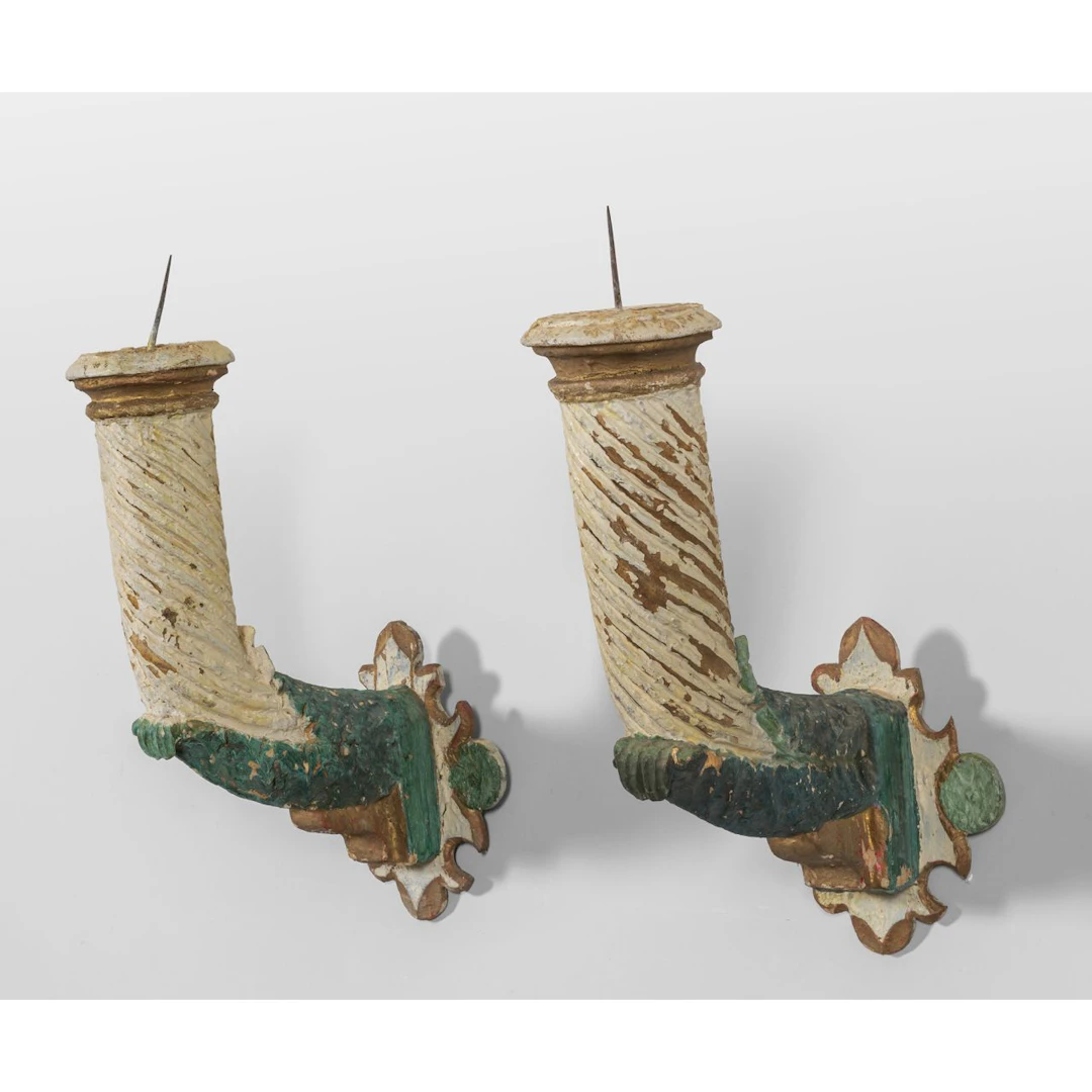 Coppia di bracci portaluce in legno intagliato e policromato, sec.XIX cm. 40x60