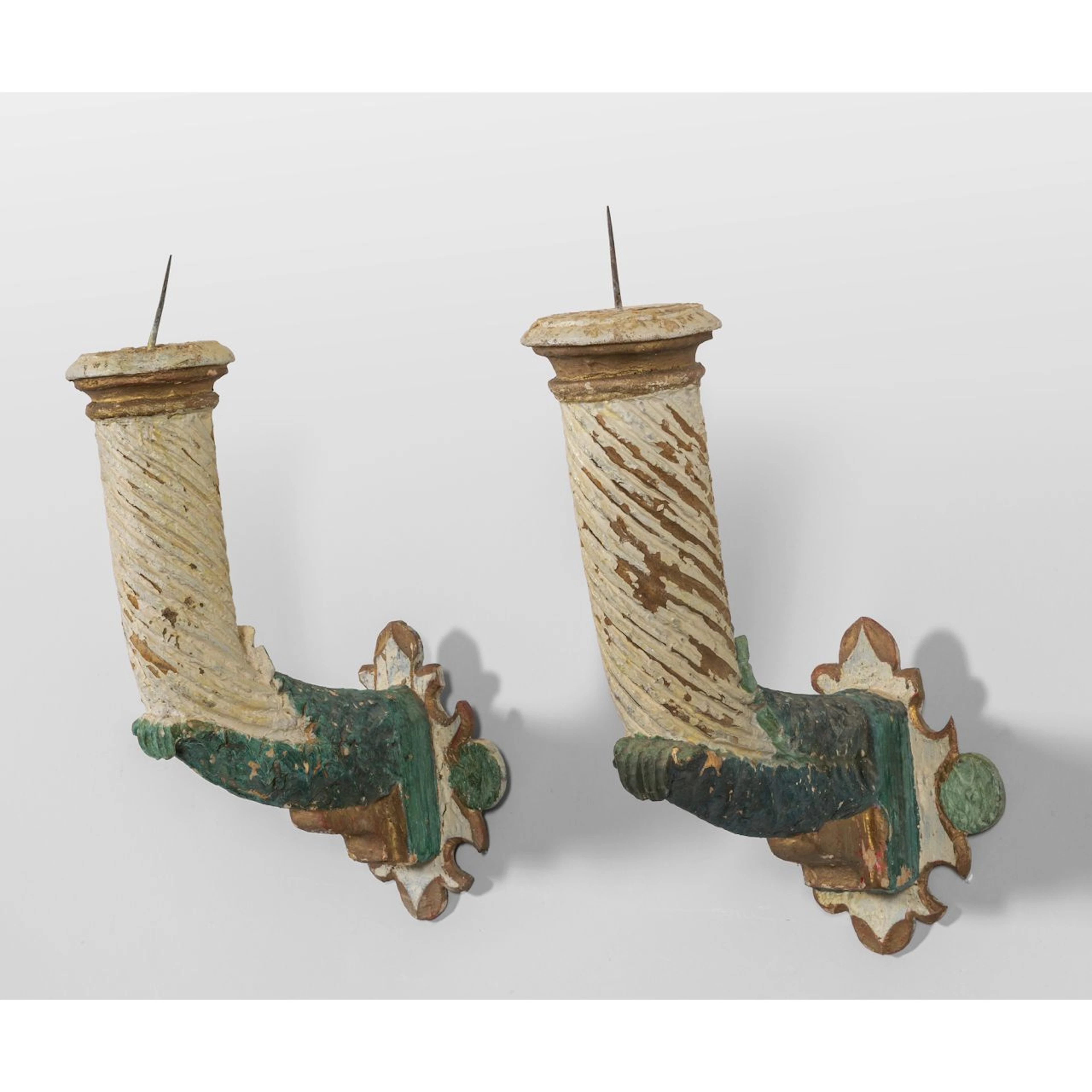 Coppia di bracci portaluce in legno intagliato e policromato, sec.XIX cm. 40x60