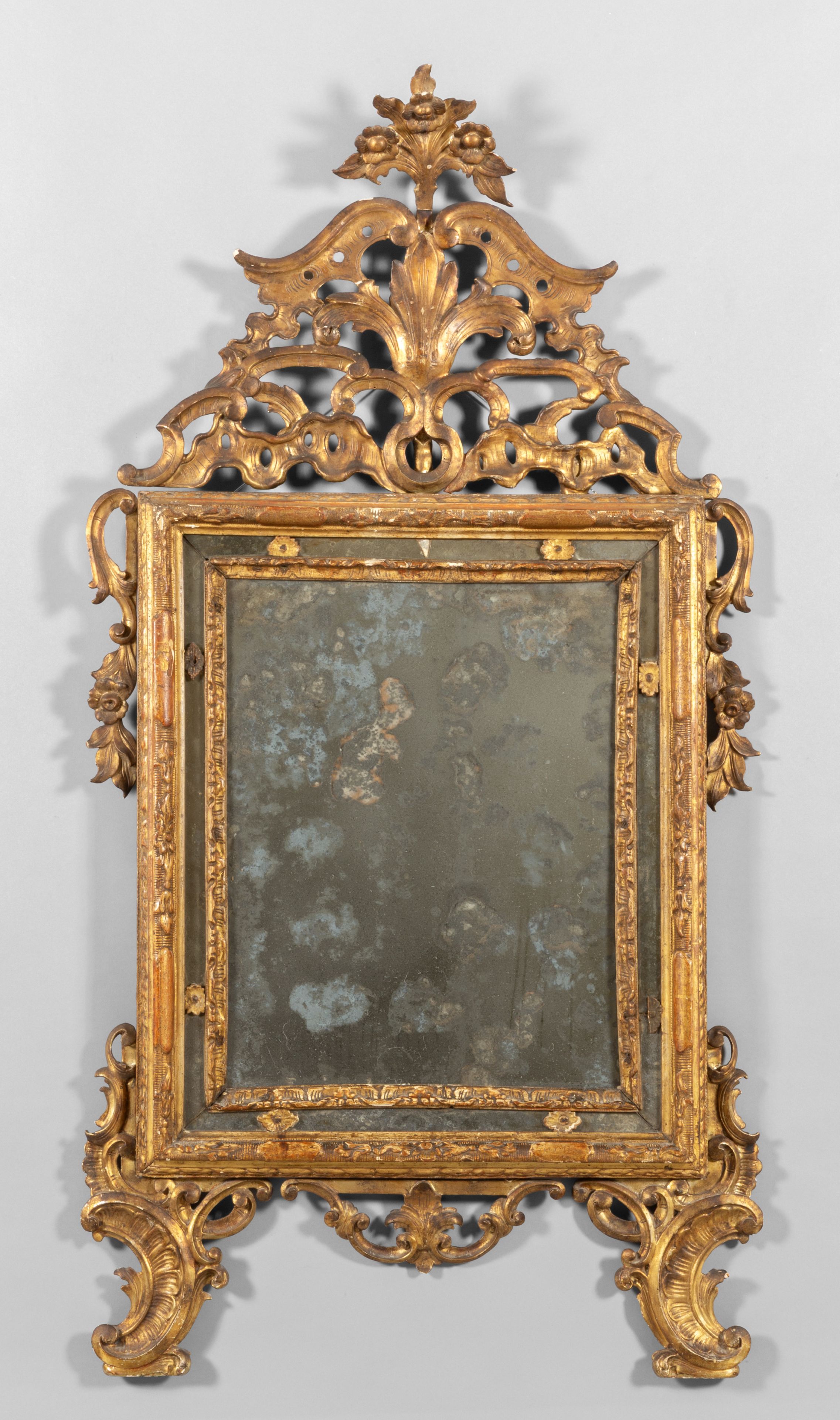 Specchiera in legno finemente intagliato e dorato, sec.XVIII cm. 87x h. 160