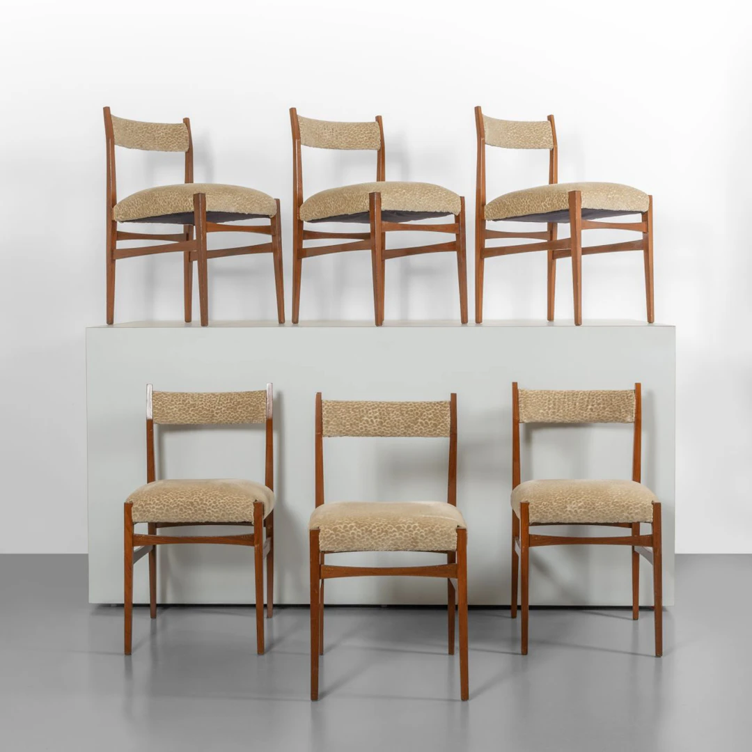 SEI SEDIE, anni '60. Legno di teak, sedute e schienali imbottiti