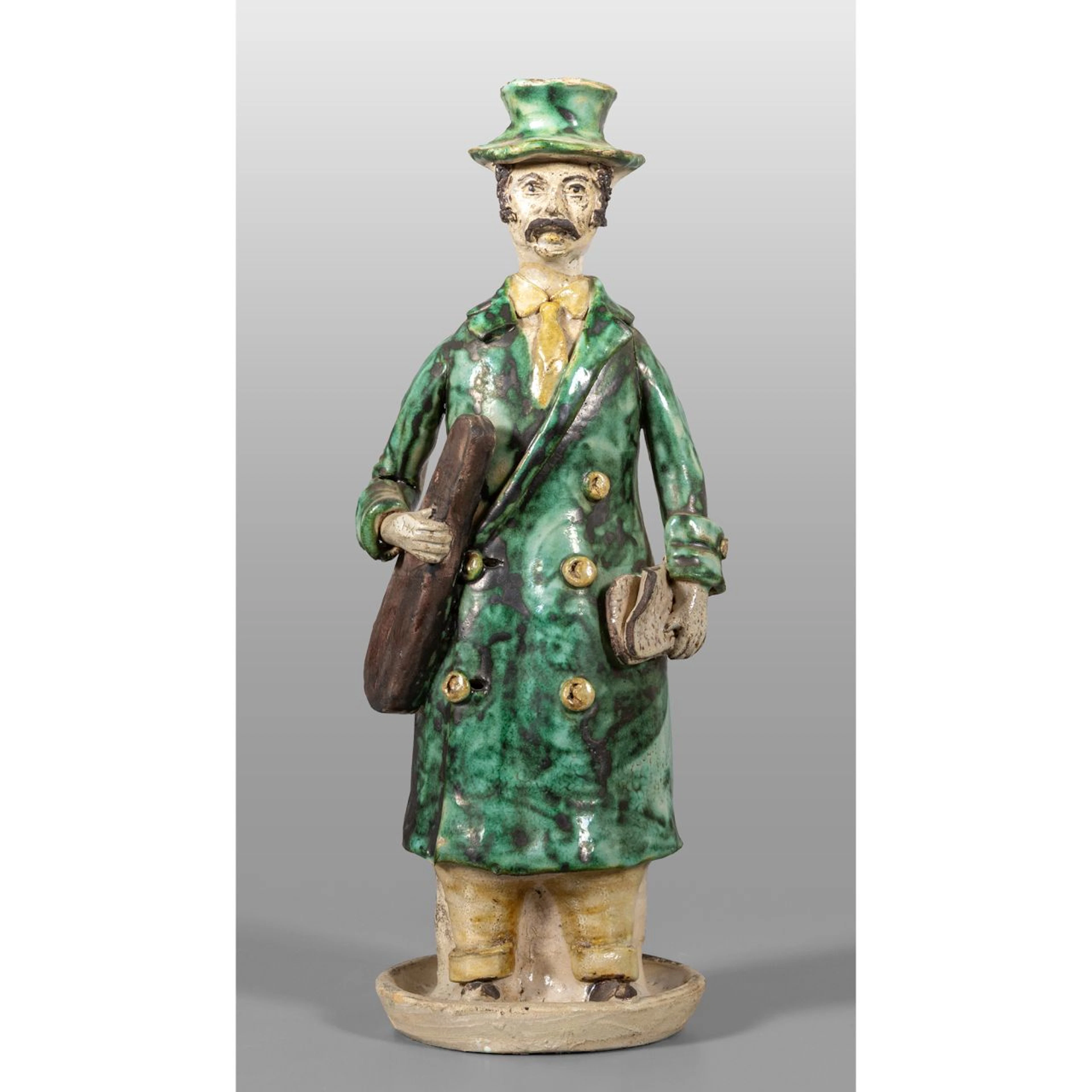 Musicista con violino e spartito, scultura in maiolica, Caltagirone