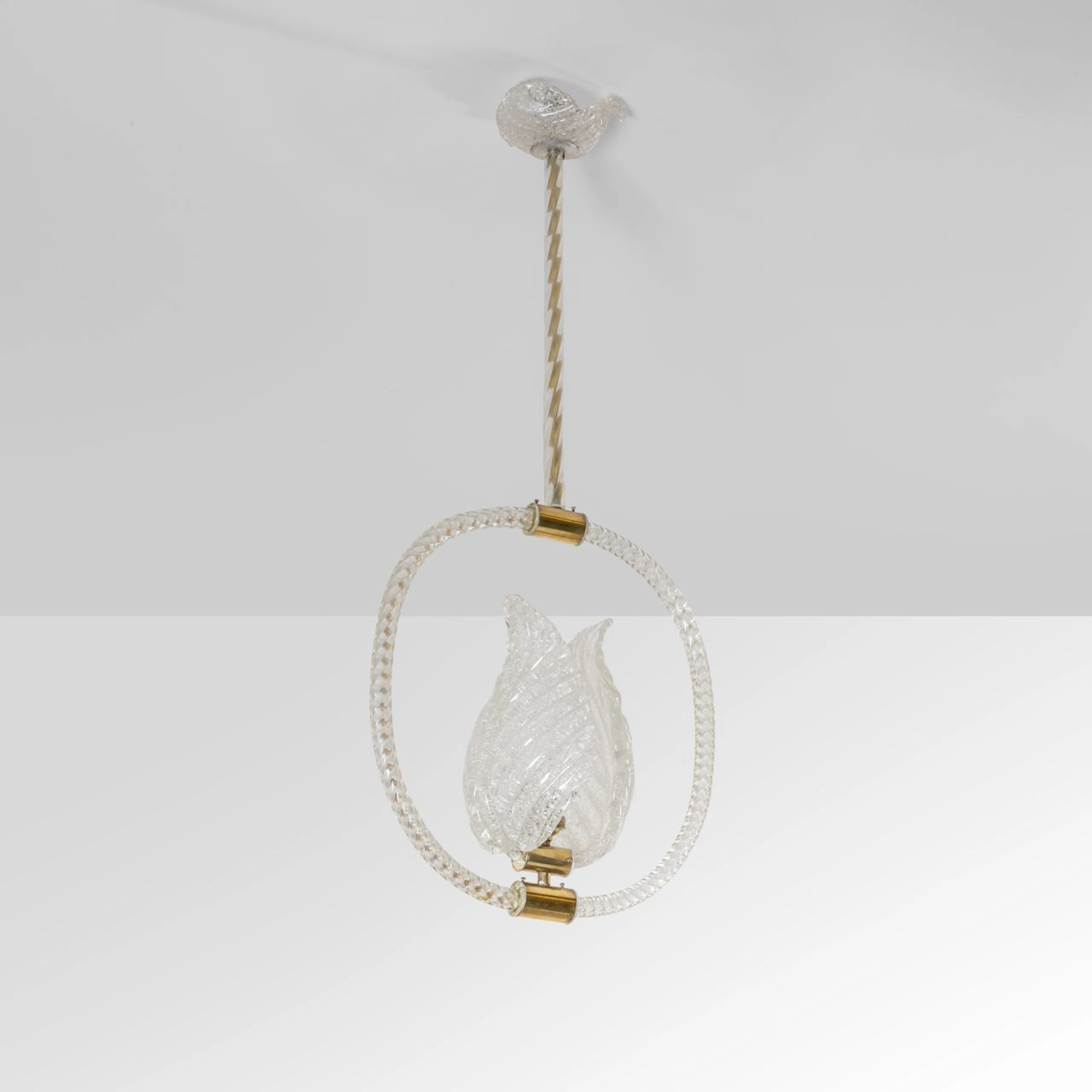 MURANO, anni '40. Una lampada a sospensione. Cristallo ritorto, vetro