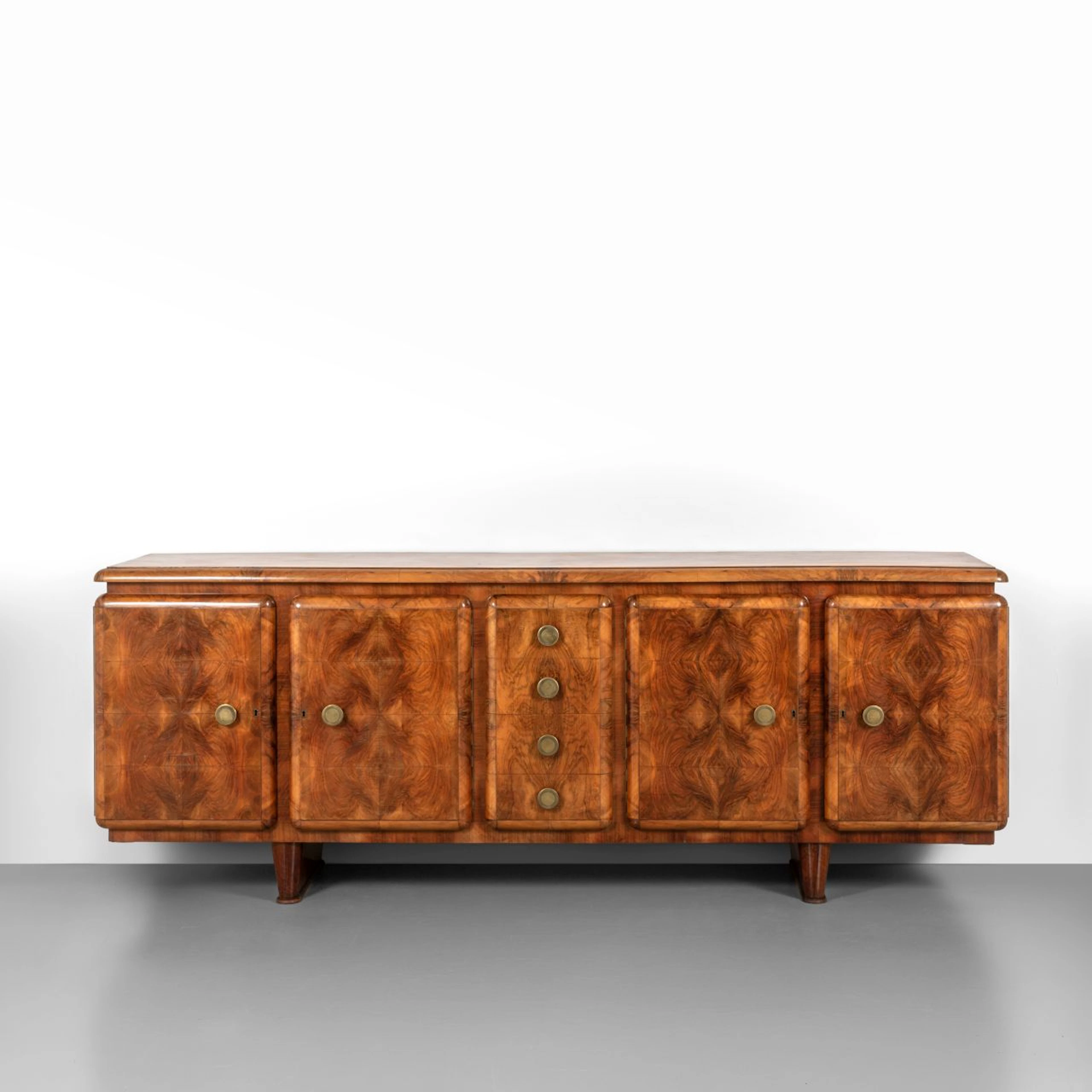 UNA CREDENZA, anni '30. Radica di noce, ottone. Cm 94 (h) x 250 (l)