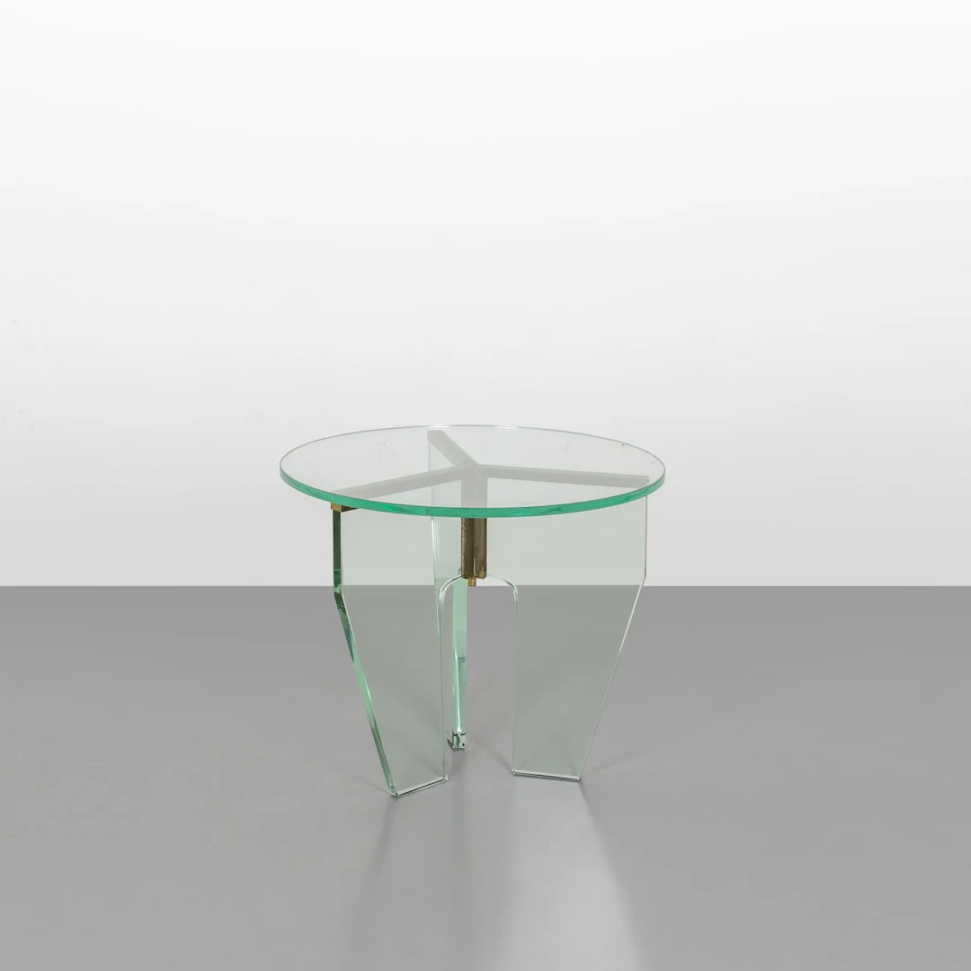 UN TAVOLINO, anni '30. Vetro, ottone. Cm 45 (h) x 60 (diam.). A COFFEE