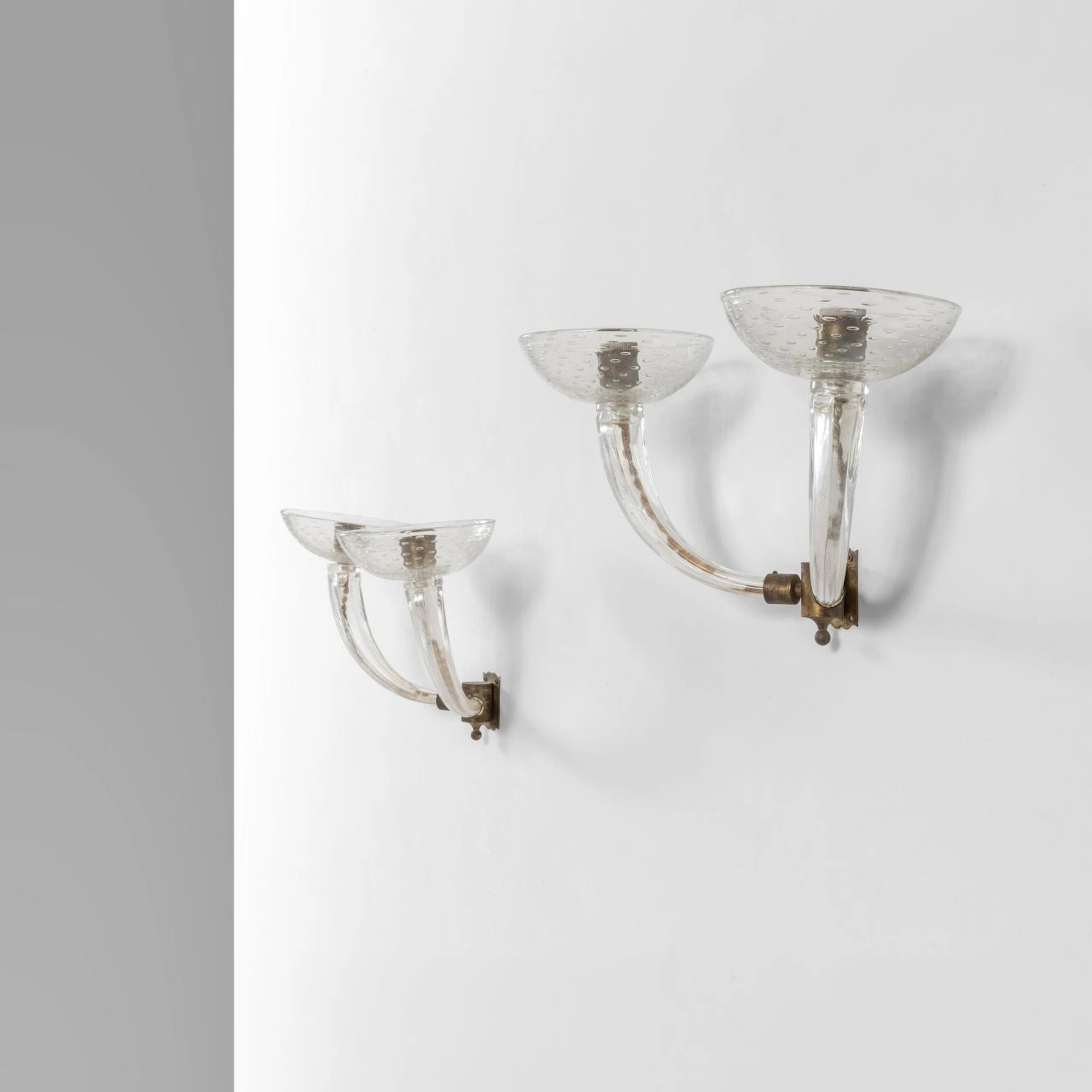 SEGUSO, anni 40. Due lampade da parete. Bracci in vetro scanalato
