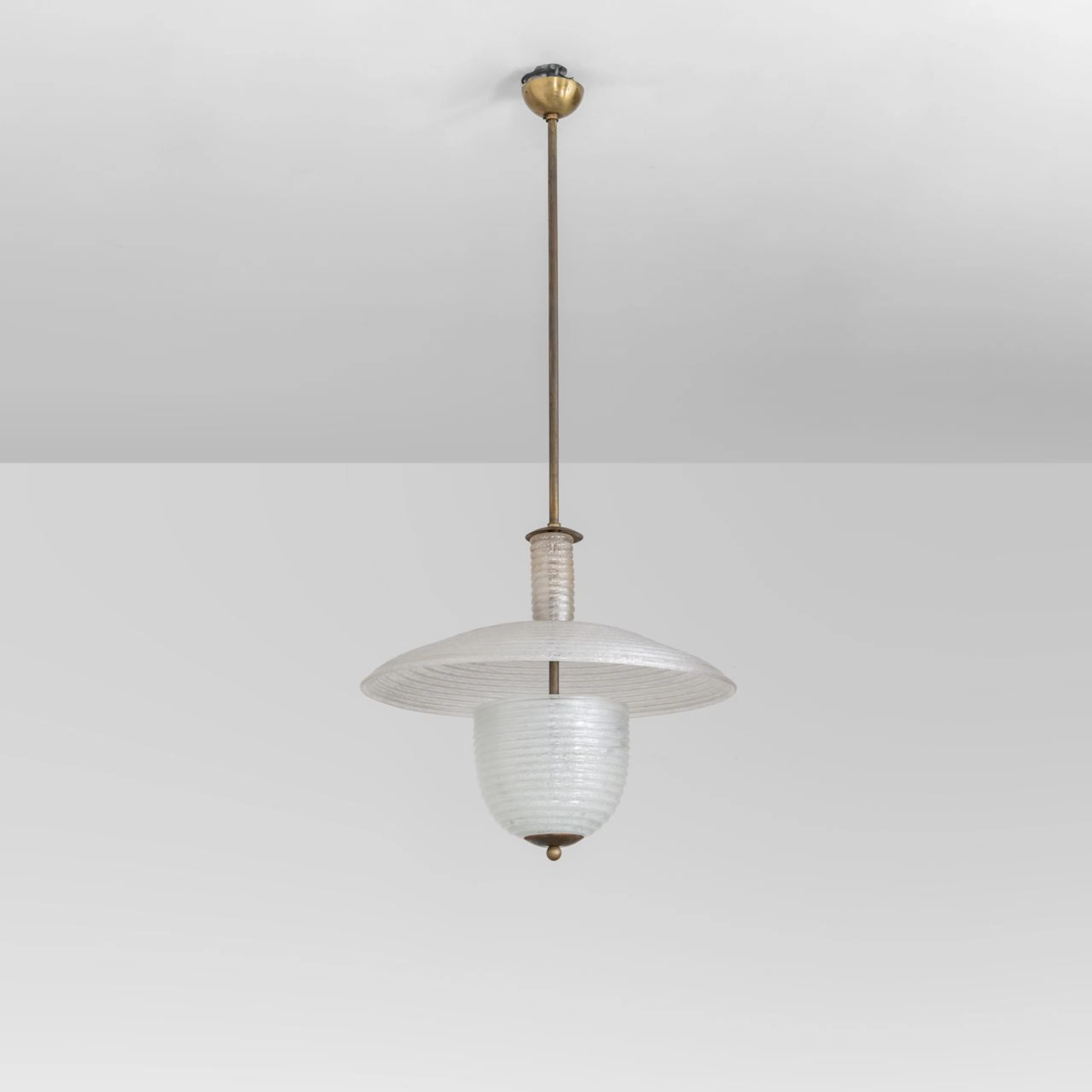 BAROVIER & TOSO, anni '30. Una lampada a sospensione. Vetro pulegoso