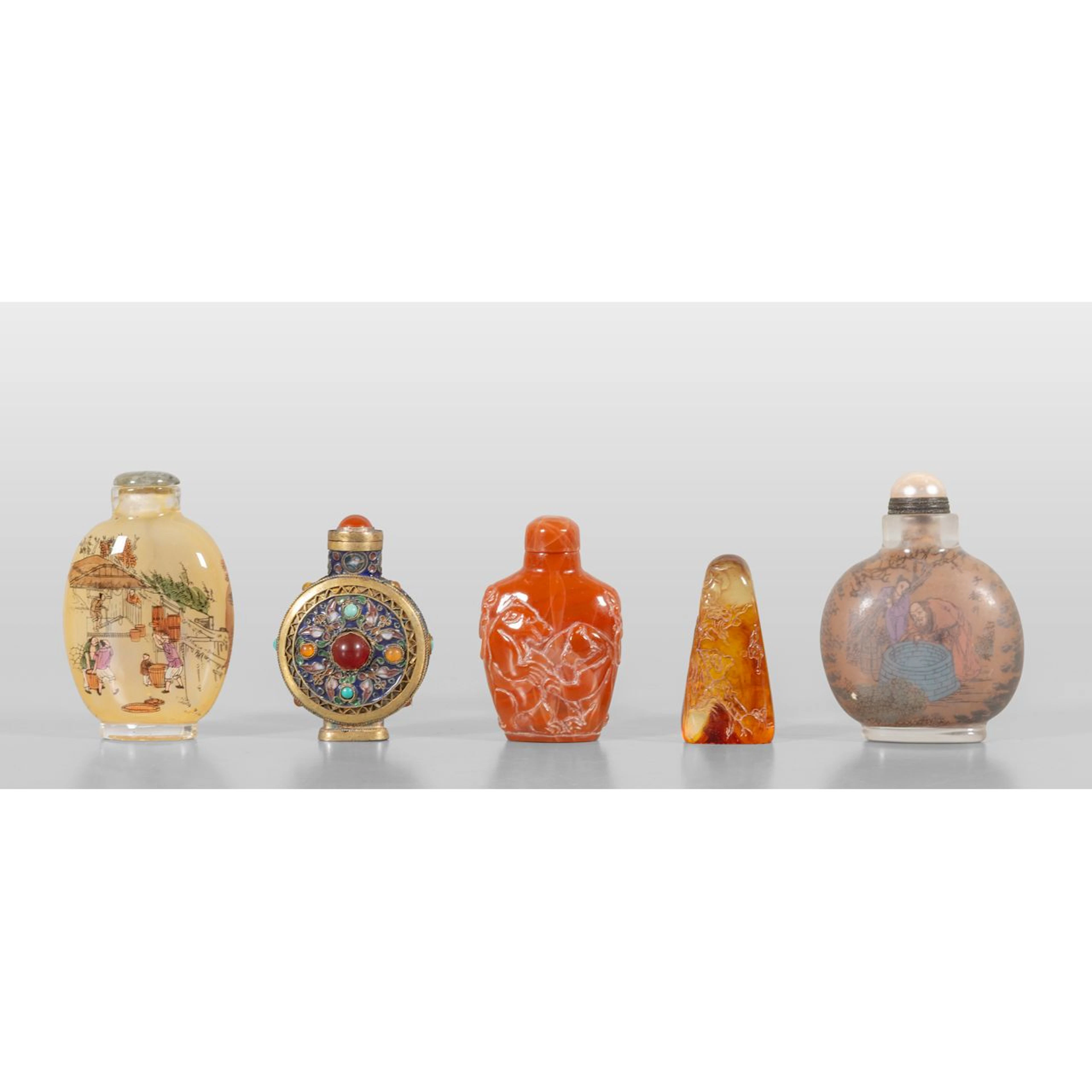 Cinque snuff bottles in materiali e misure diverse, sec.XX h.da cm.6 a cm.8,5