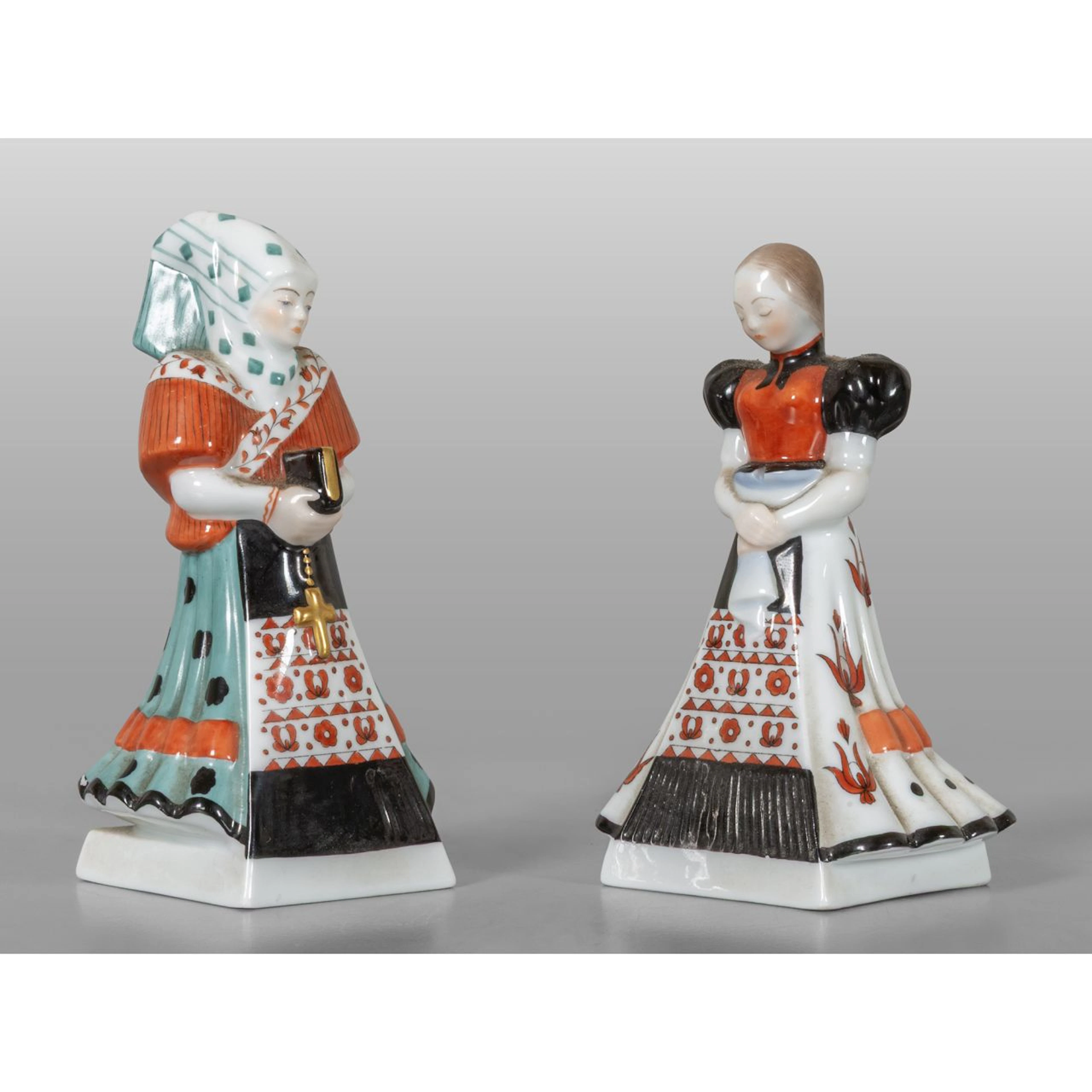 Coppia di figurine femminili in porcellana, marcate Herend h.cm.13