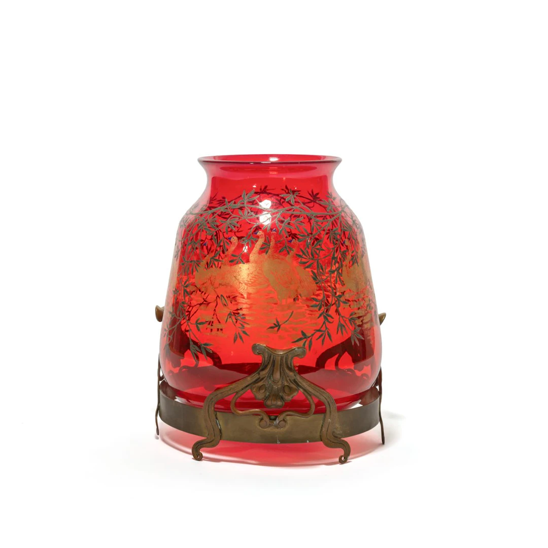 MURANO, 1910 ca. Un vaso in vetro rosso trasparente con decoro di